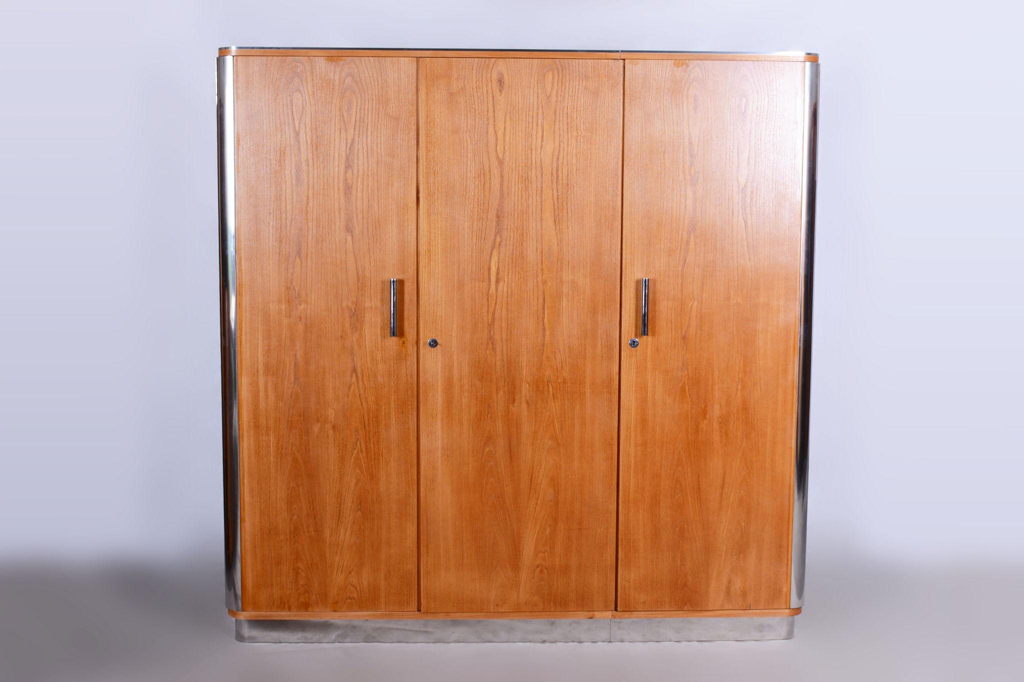 Armario Bauhaus de roble restaurado.

Fuente: Checoslovaquia
Periodo: 1930-1939
Material: Roble, acero cromado

Ha sido repulido con laca de piano de poliuterano por nuestro equipo profesional de restauración en Chequia, según el proceso