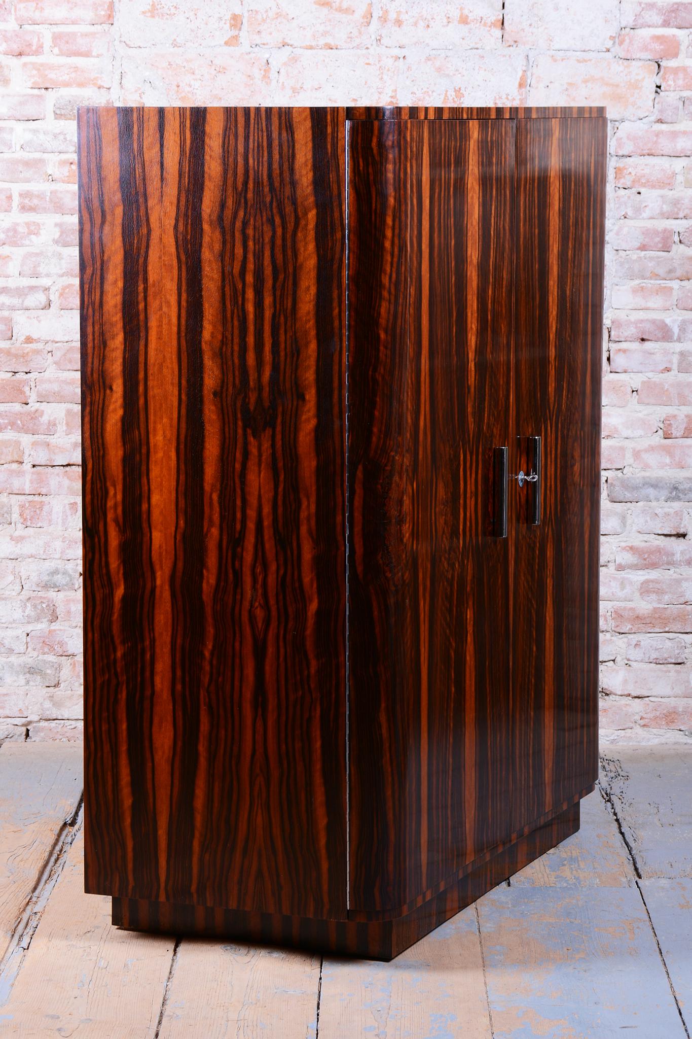 Armoire Bauhaus restaurée, érable, ébène de Macassar, polie, tchèque, années 1920 Bon état - En vente à Brandys nad Labem, Středočeský kraj