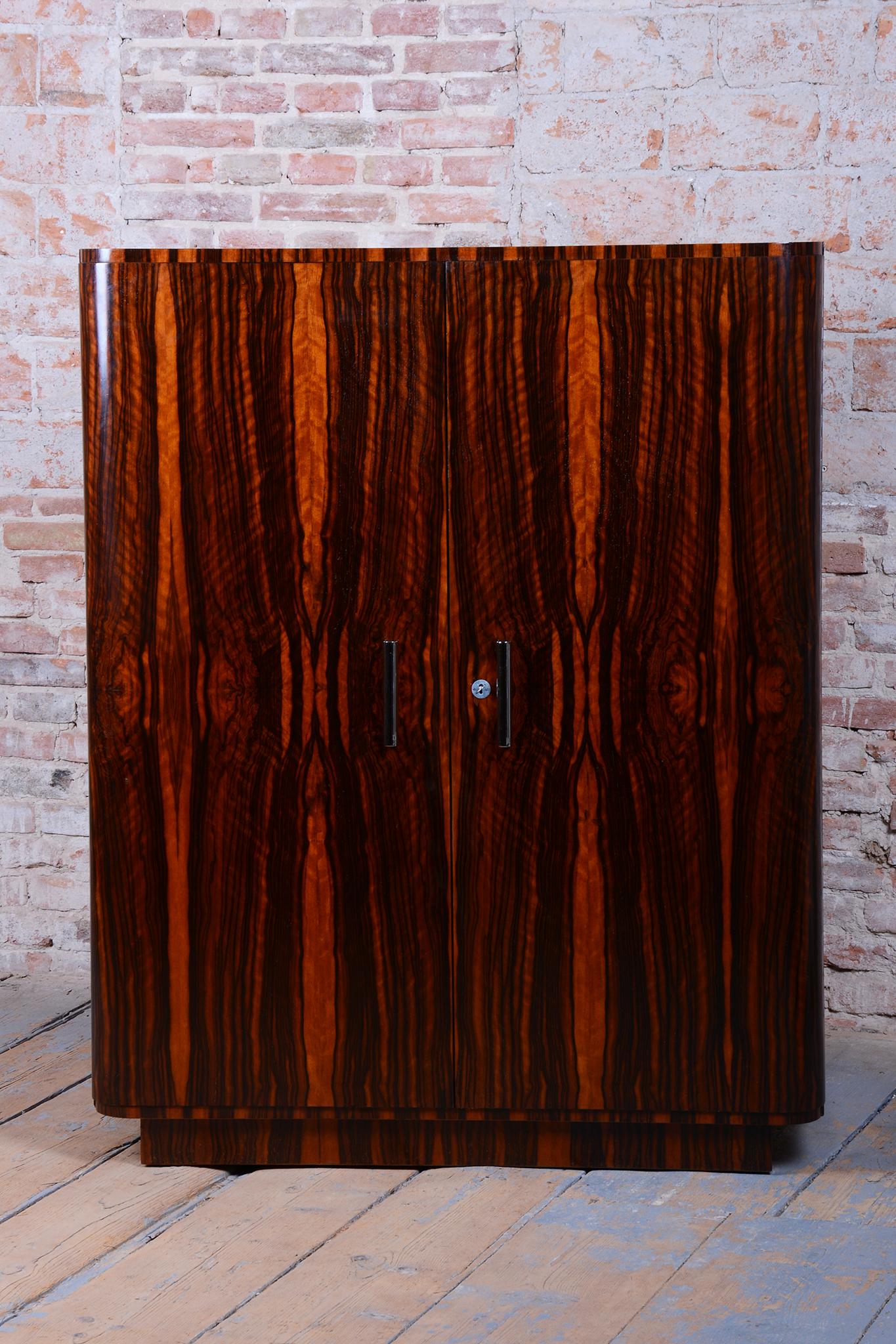 Début du 20ème siècle Armoire Bauhaus restaurée, érable, ébène de Macassar, polie, tchèque, années 1920 en vente