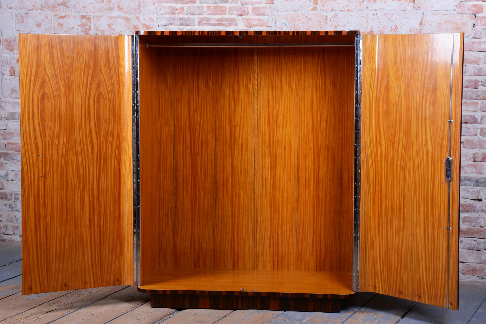 Bois Armoire Bauhaus restaurée, érable, ébène de Macassar, polie, tchèque, années 1920 en vente