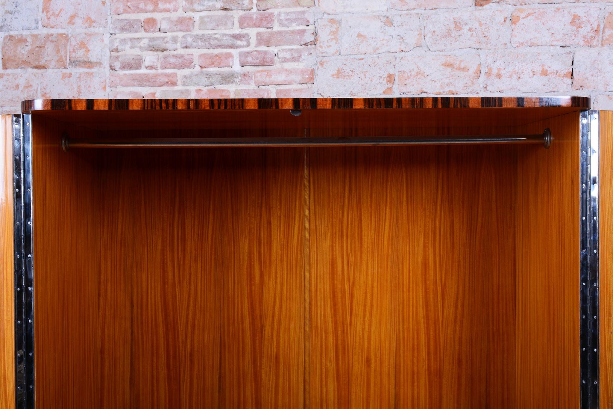 Armoire Bauhaus restaurée, érable, ébène de Macassar, polie, tchèque, années 1920 en vente 1