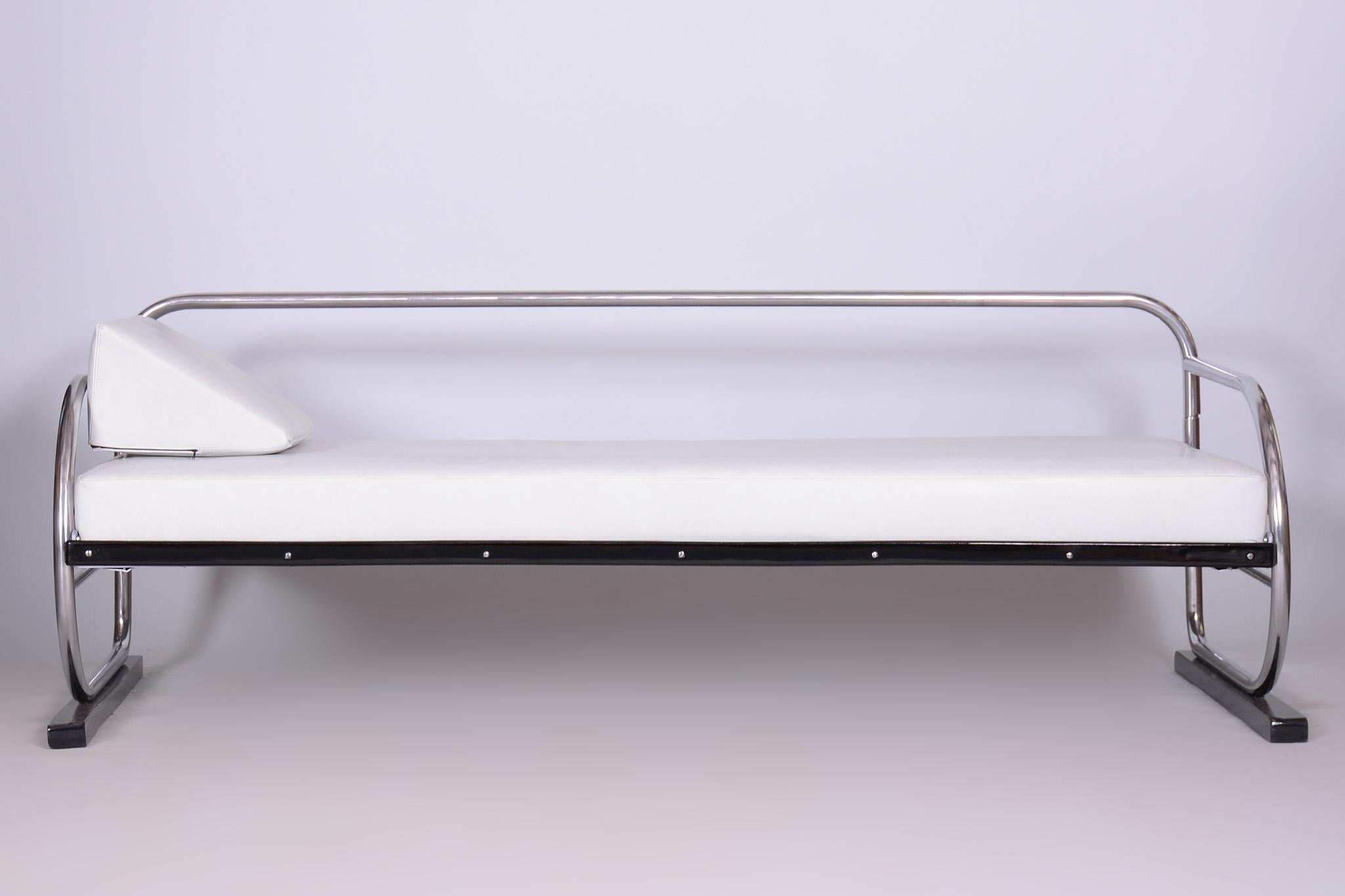 Restored Bauhaus White Leather Tubular Chrome Sofa, Robert Slezák, 1930s In Good Condition For Sale In Horomerice, CZ