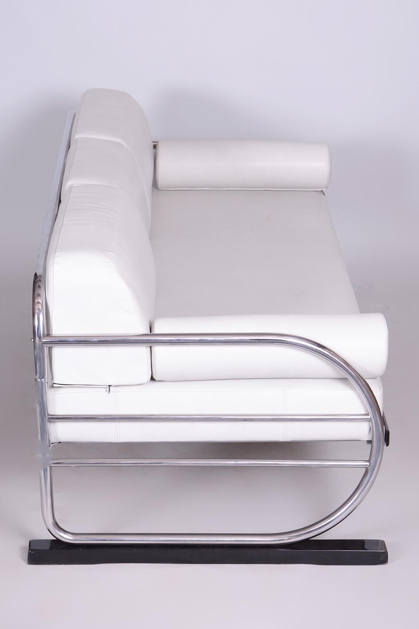 Restored Bauhaus White Leather Tubular Chrome Sofa, Robert Slezák, 1930s For Sale 1