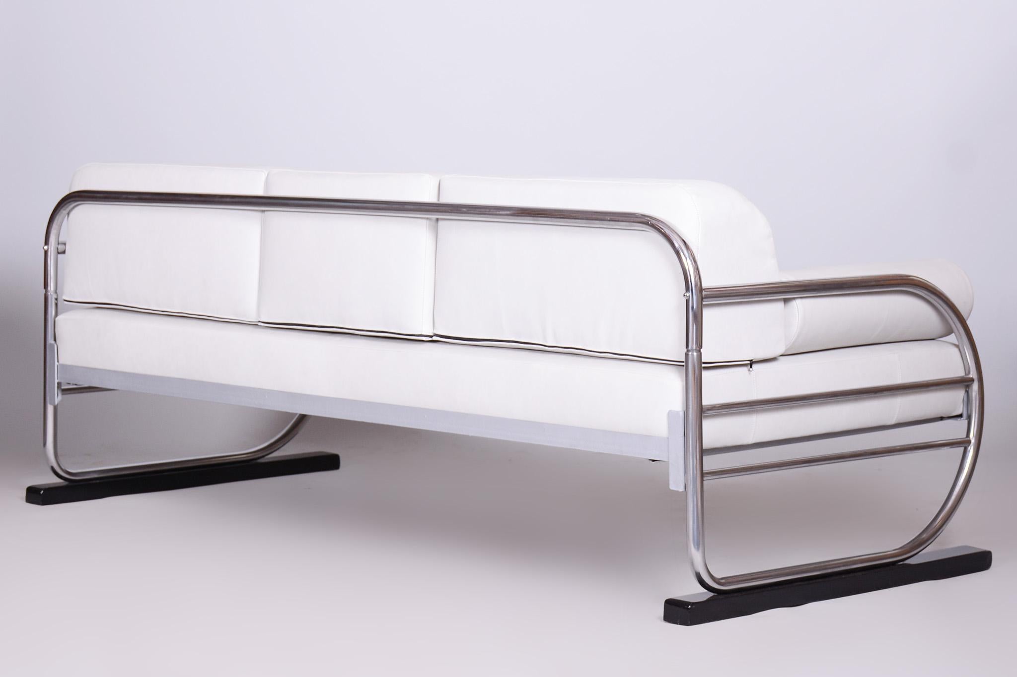 Restored Bauhaus White Leather Tubular Chrome Sofa, Robert Slezák, 1930s For Sale 2