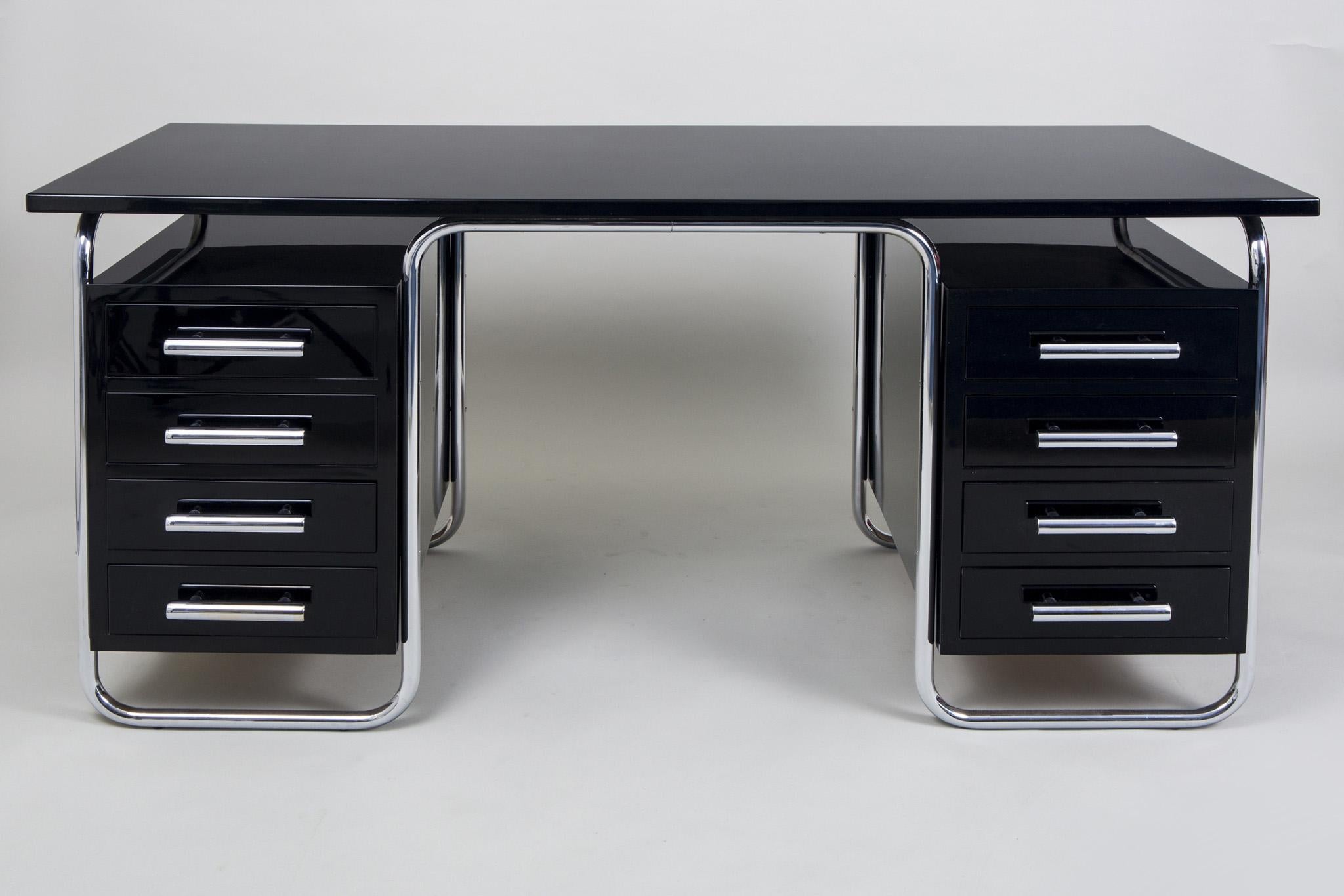 Este icónico escritorio de los años 30 es un notable ejemplo del diseño Bauhaus. Diseñada por Marcel Breuer y fabricada por Thonet, combina a la perfección funcionalidad y sencillez estética. El escritorio ha sido restaurado por expertos: las piezas