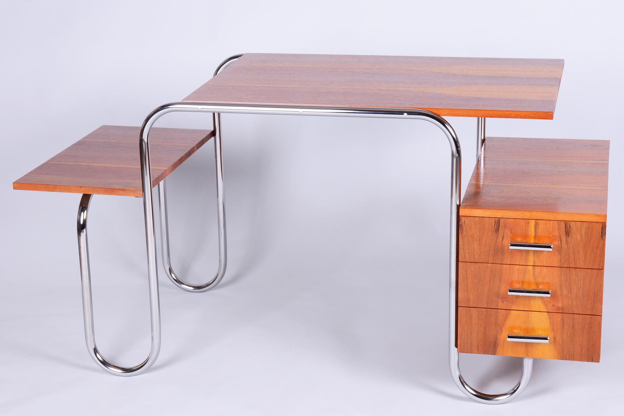 This desk was designed by French modernist architect André Lurcat
Catalog model: PS 8

Professionally cleaned chrome and re-chromed
New polish

Dimensions of the desk:
Height: 80 cm (31.5 in)
Width: 150 cm (59 in)
Depth: 72 cm (28.3 in)

Leg