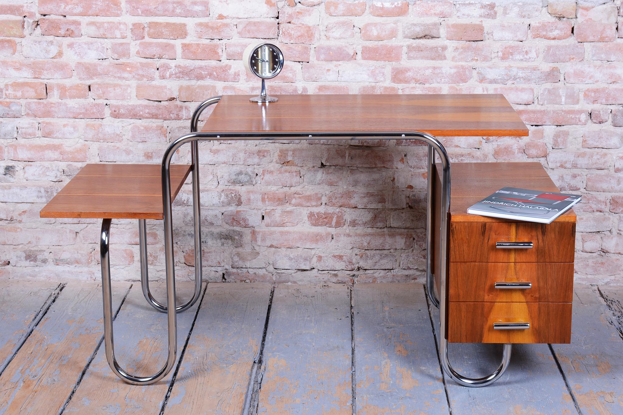 Restored Bauhaus Writing Desk, by Robert Slezak, Walnut, Chrome, Czech, 1940s In Good Condition For Sale In Brandys nad Labem, Středočeský kraj