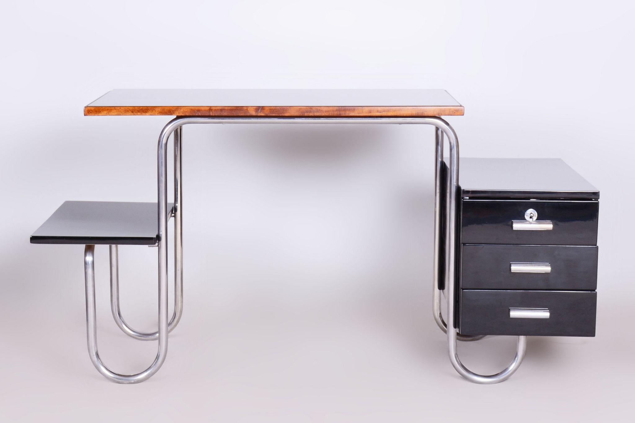 Restored Bauhaus Writing Desk
1930-1939
Origin: Czech

Dimensions of the table:
Height: 74 cm (29.1 in)
Width: 145 cm (57.1 in)
Depth: 72 cm (28.3 in)

Leg space:
Height: 69 cm (27.2 in)
Width: 72.5 cm (28.5 in)

Professionally cleaned chrome