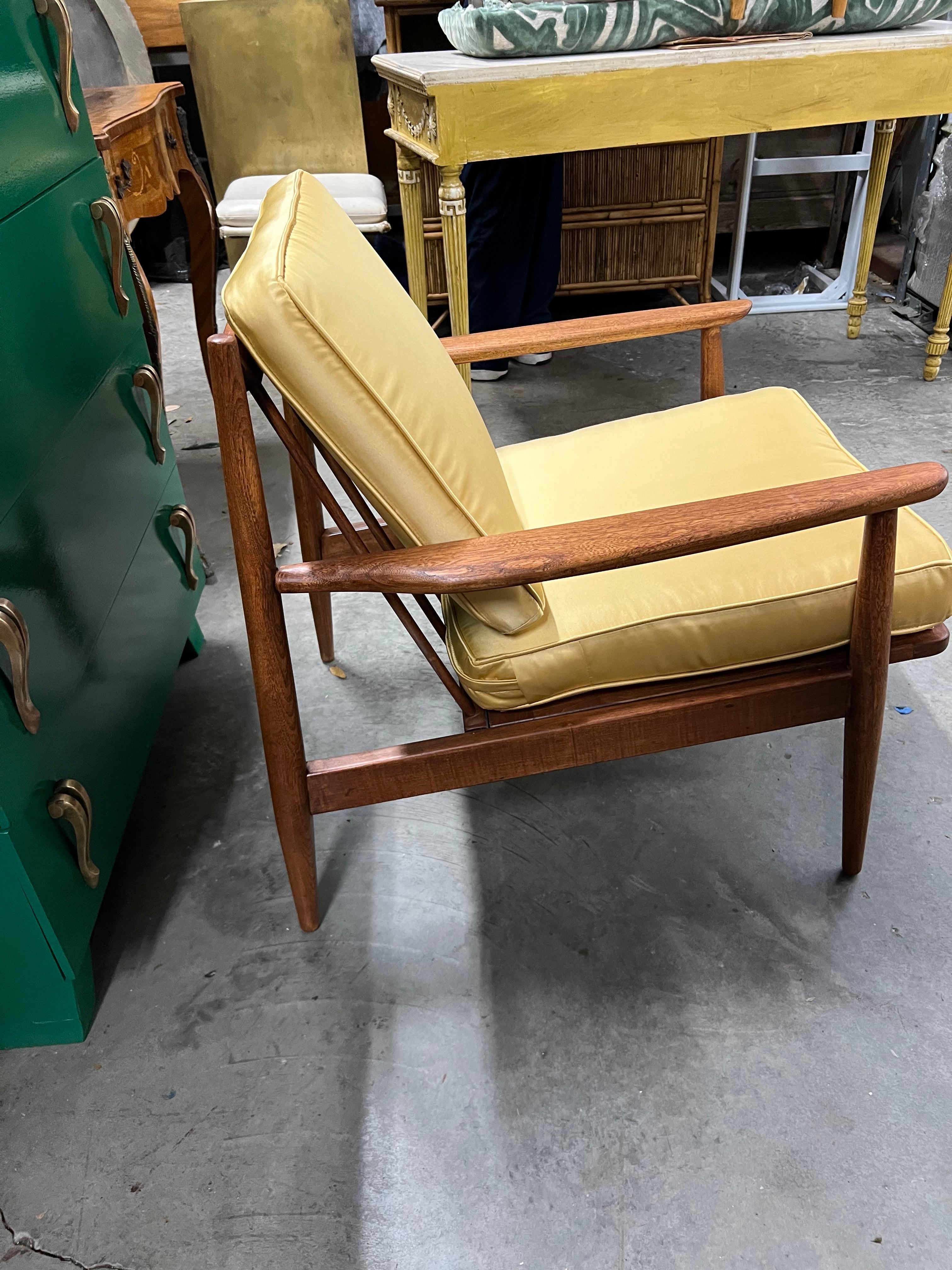 Mid-Century Modern Chaise longue Baumritter restaurée avec un nouveau tissu d'ameublement en vente