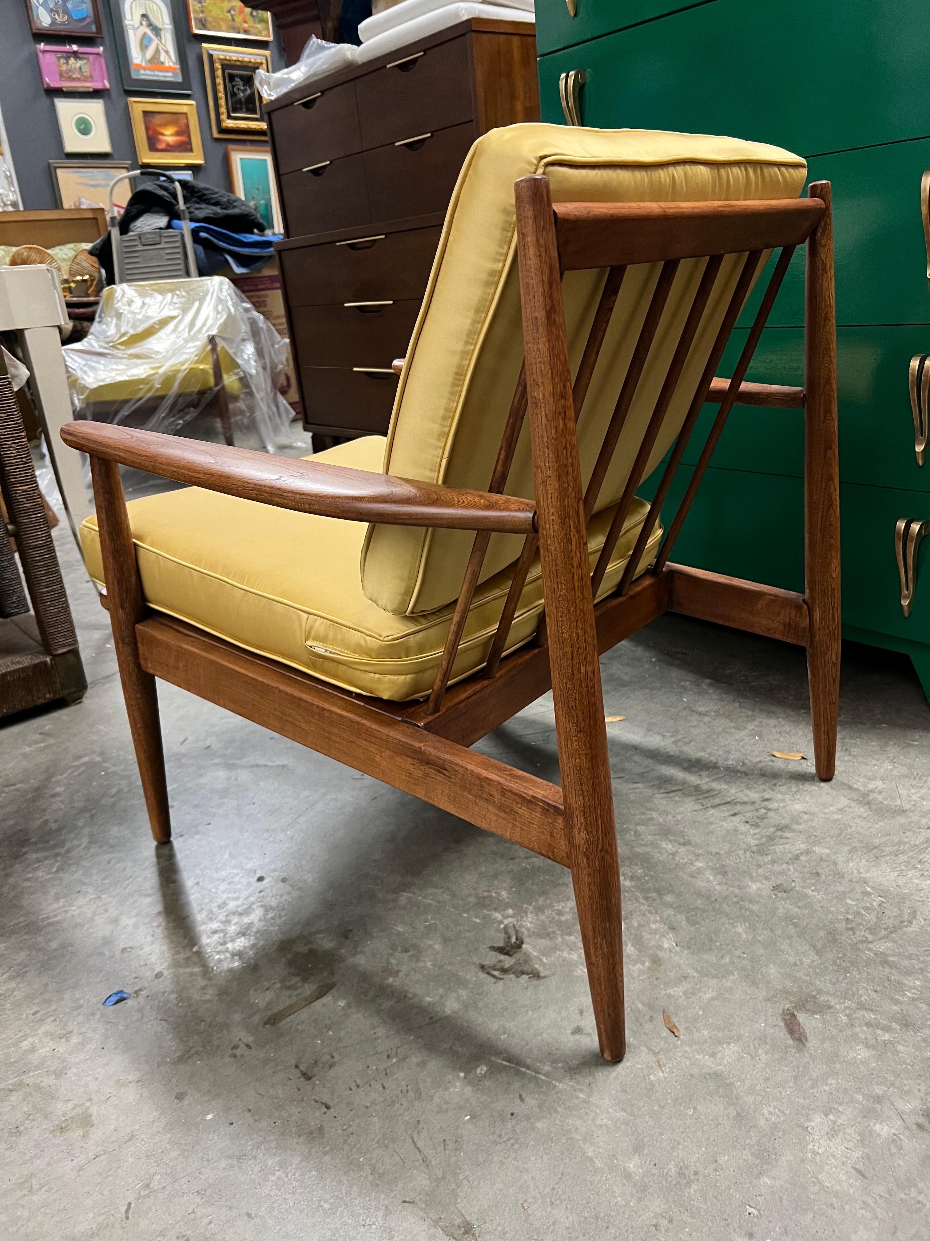 Chaise longue Baumritter restaurée avec un nouveau tissu d'ameublement Bon état - En vente à Charleston, SC