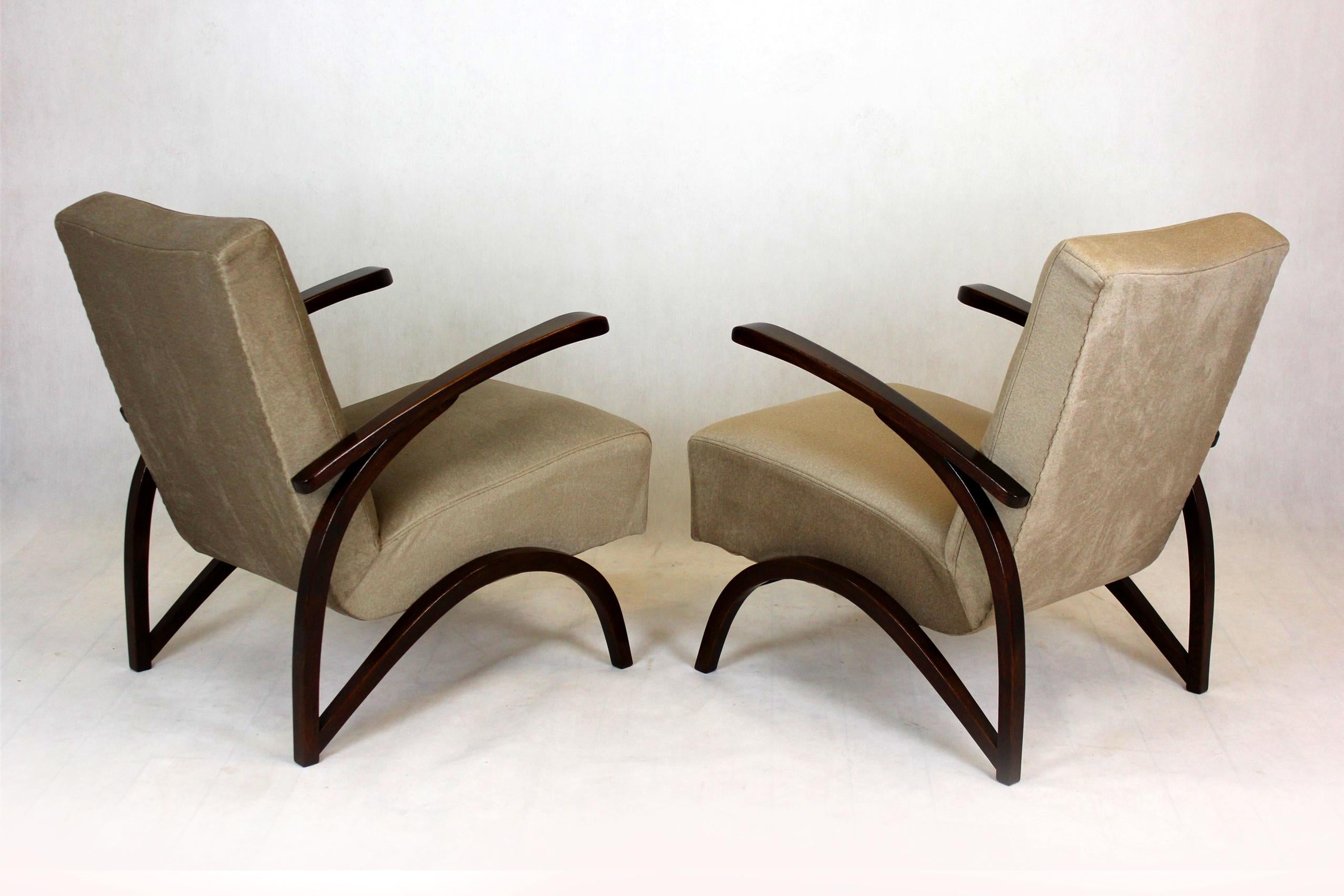 Restored Beech Armchairs Attributed to Jindřich Halabala, 1940s, Set of 2 For Sale 6