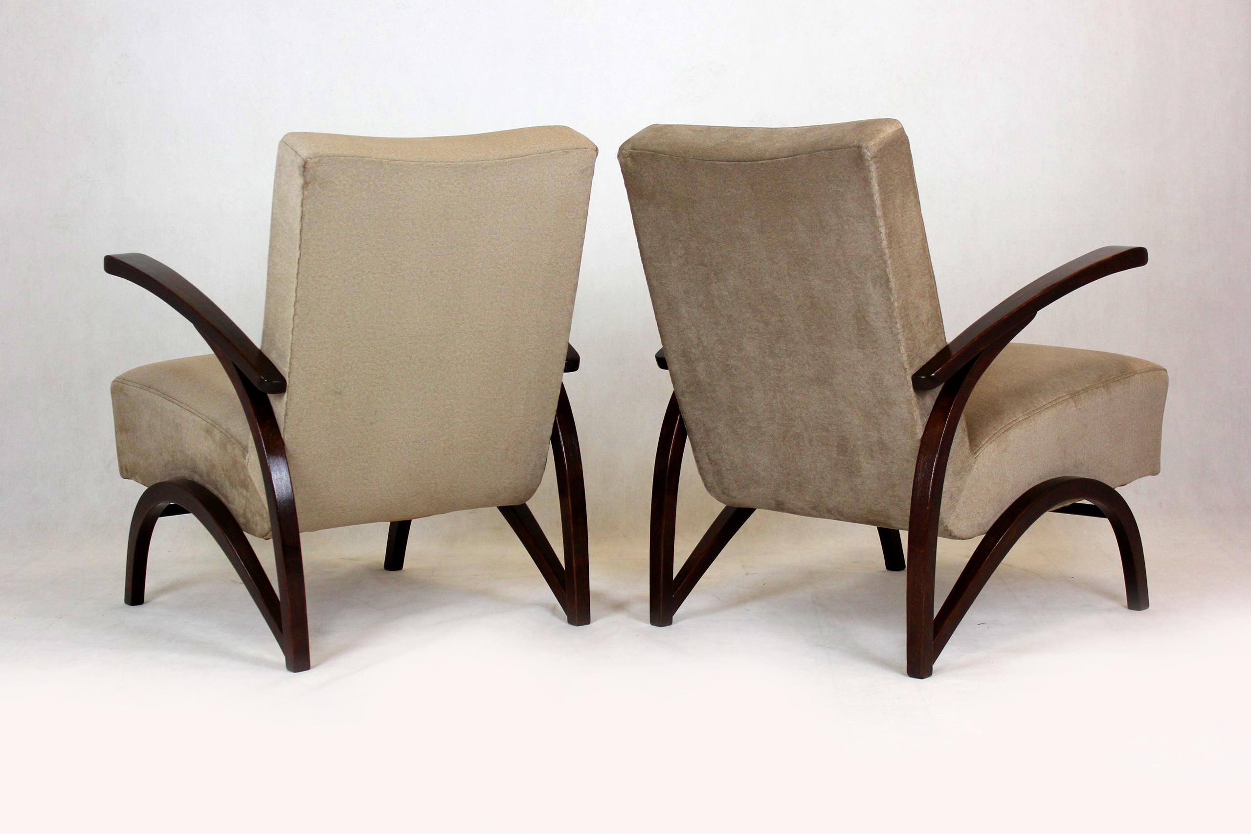 Restored Beech Armchairs Attributed to Jindřich Halabala, 1940s, Set of 2 For Sale 8
