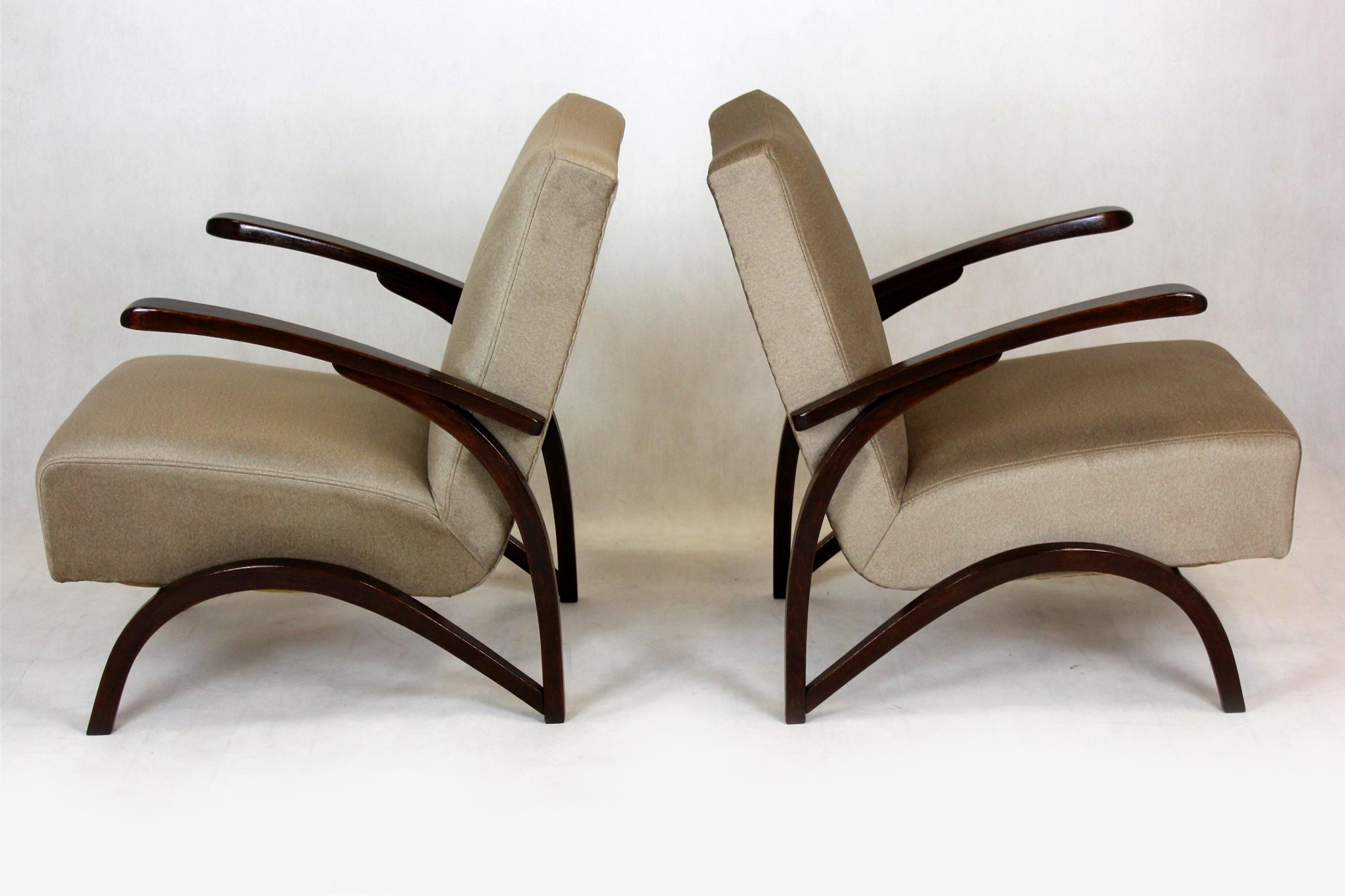 Restored Beech Armchairs Attributed to Jindřich Halabala, 1940s, Set of 2 For Sale 10