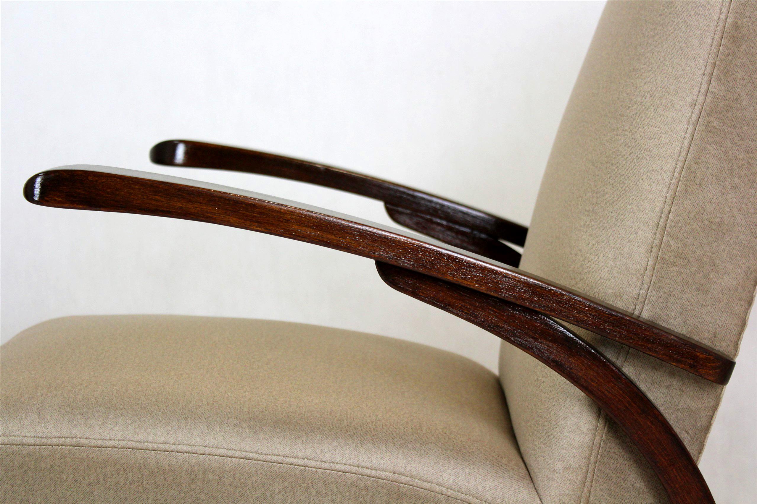 Art Deco Restored Beech Armchairs Attributed to Jindřich Halabala, 1940s, Set of 2 For Sale