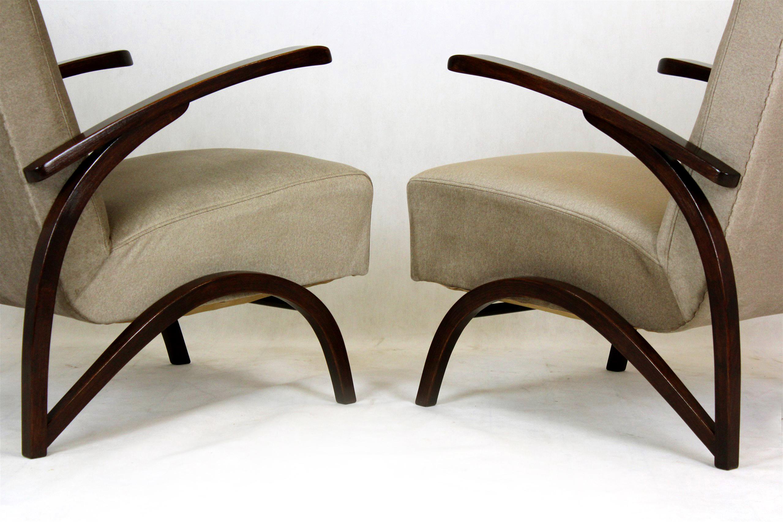 Restored Beech Armchairs Attributed to Jindřich Halabala, 1940s, Set of 2 In Good Condition For Sale In Żory, PL