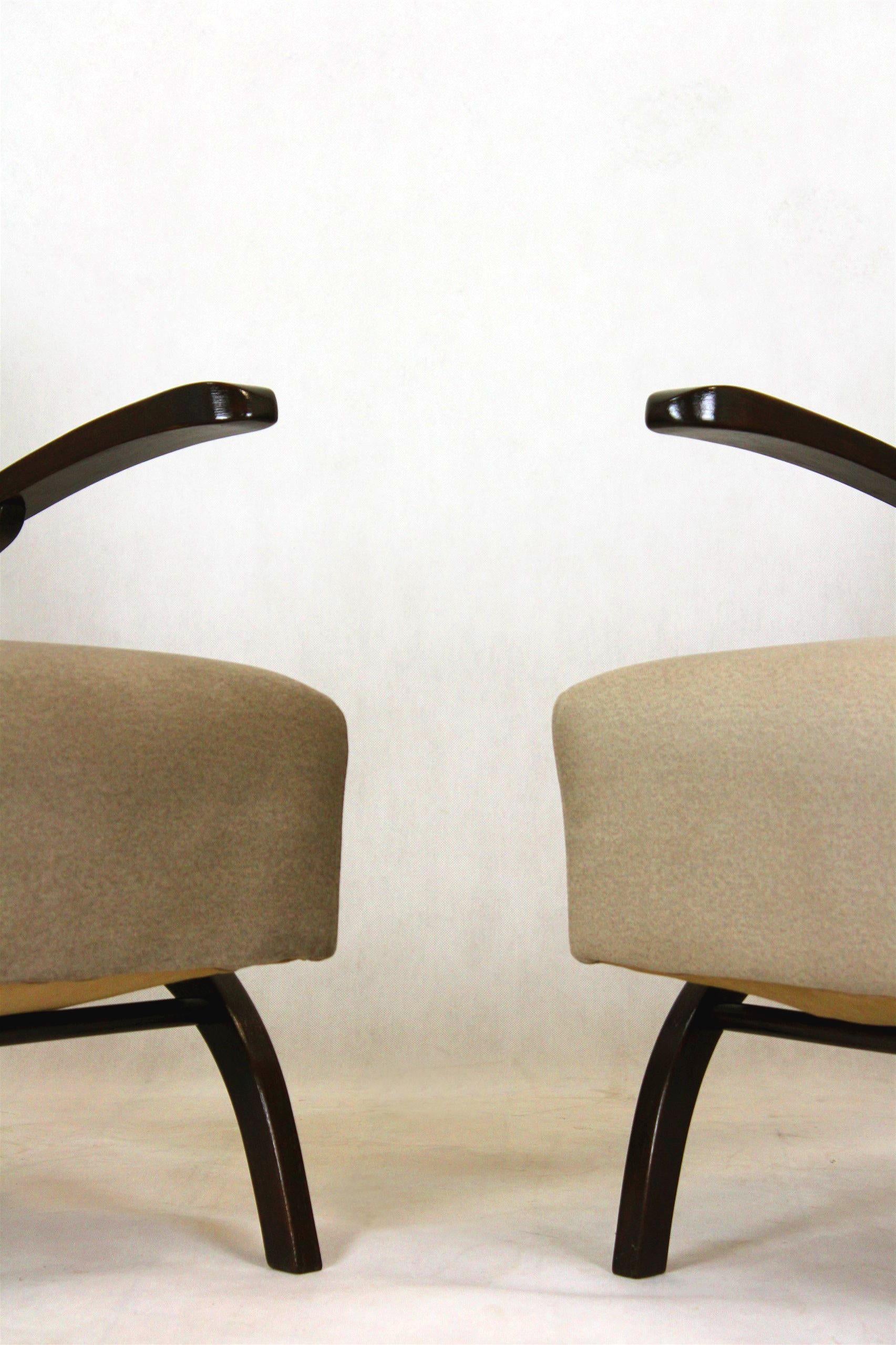 Restored Beech Armchairs Attributed to Jindřich Halabala, 1940s, Set of 2 For Sale 1