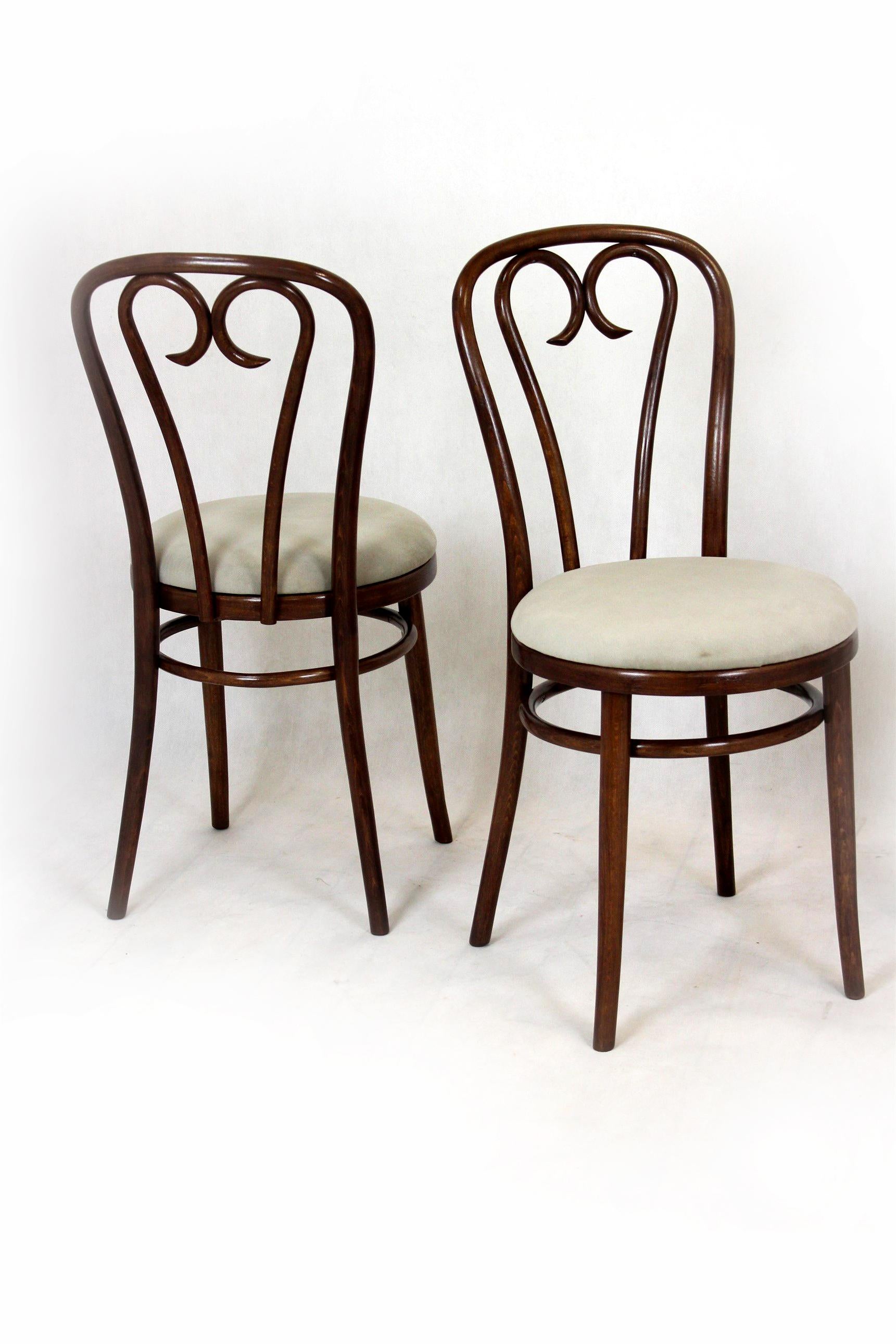 Un ensemble de quatre chaises en bois de hêtre courbé. Les chaises ont été entièrement restaurées, les nouveaux sièges sont garnis de tissu de haute qualité, le bois est laqué, la finition est satinée.
 