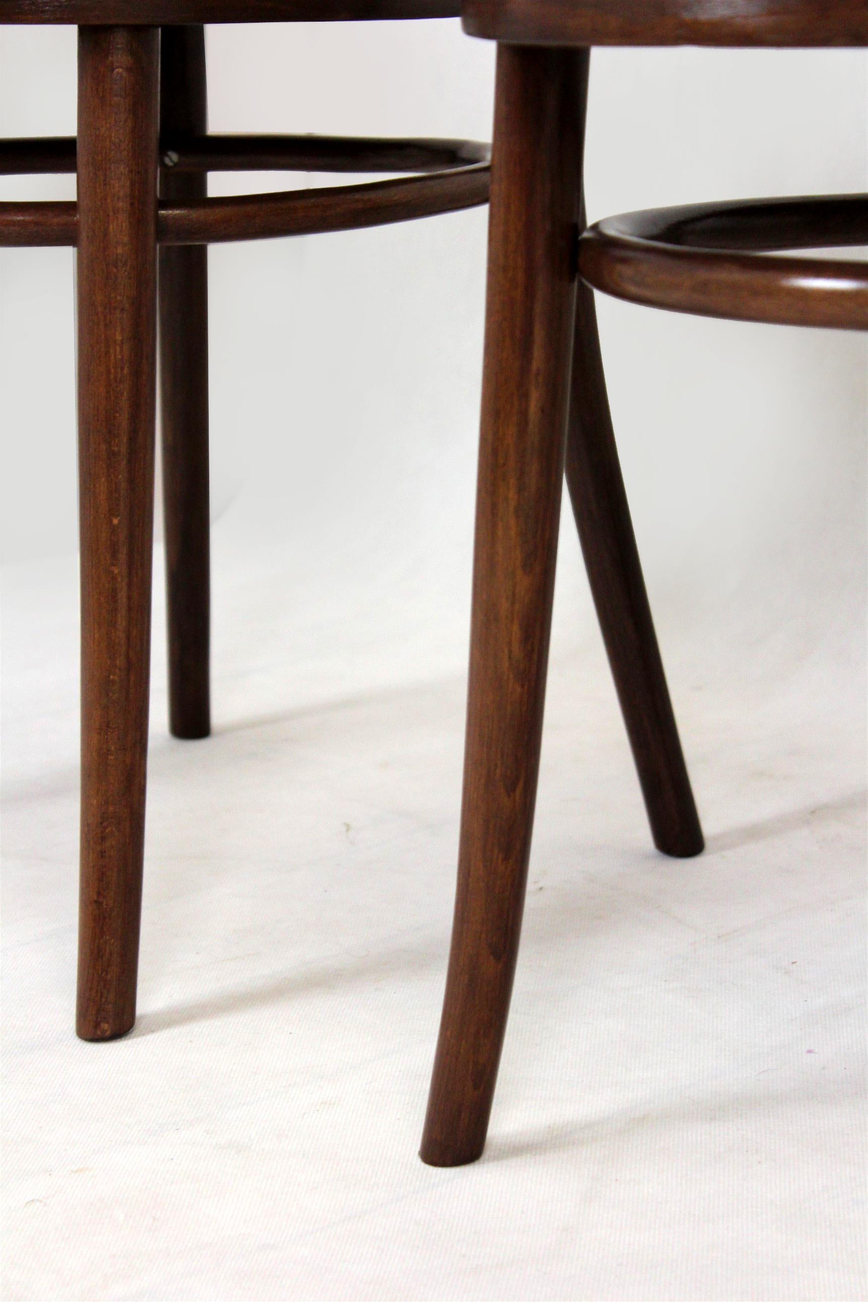 20ième siècle Chaises en bois cintré restaurées, années 1950, lot de 4 en vente