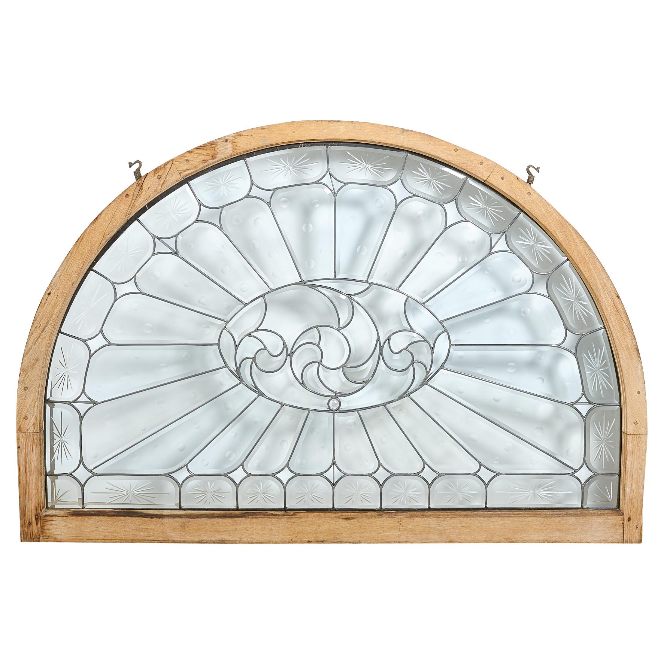 Fenêtre supérieure en arc biseautée et taillée dans la roue restaurée en vente