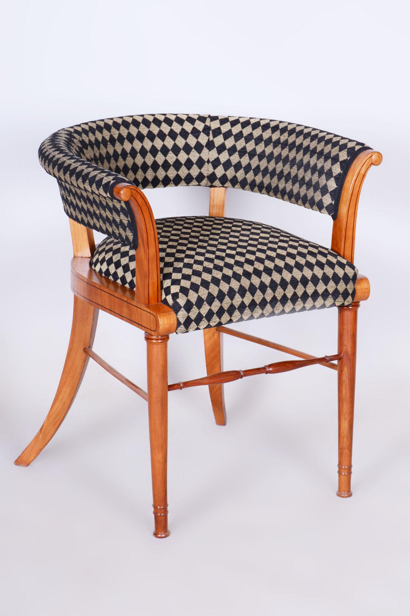 Restaurierter Biedermeier-Sessel aus Nussbaumholz, der Josef Danhauser zugeschrieben wird.

Unser professionelles Aufarbeitungsteam in Tschechien hat das Stück nach dem Originalverfahren restauriert und neu gepolstert. 

Es wurde von unserem