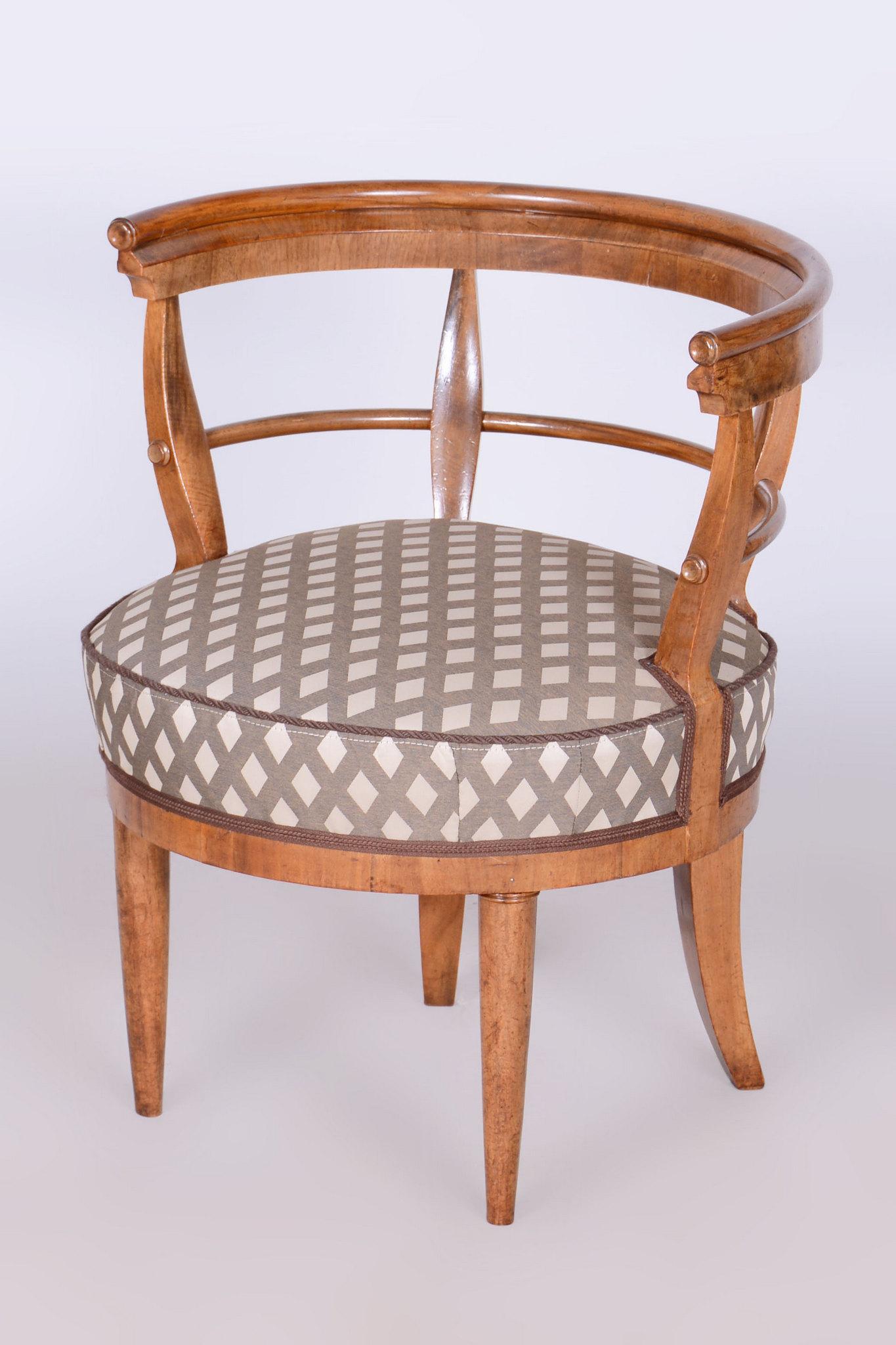 Dieser einzigartige Rundsessel im Biedermeier-Stil stammt aus Österreich und geht auf das frühe 19. Jahrhundert zurück. Er wurde vom Architekten Josef Danhauser entworfen und ist aus Kirschholz mit traditionellen Polstern gefertigt.

Der Sessel