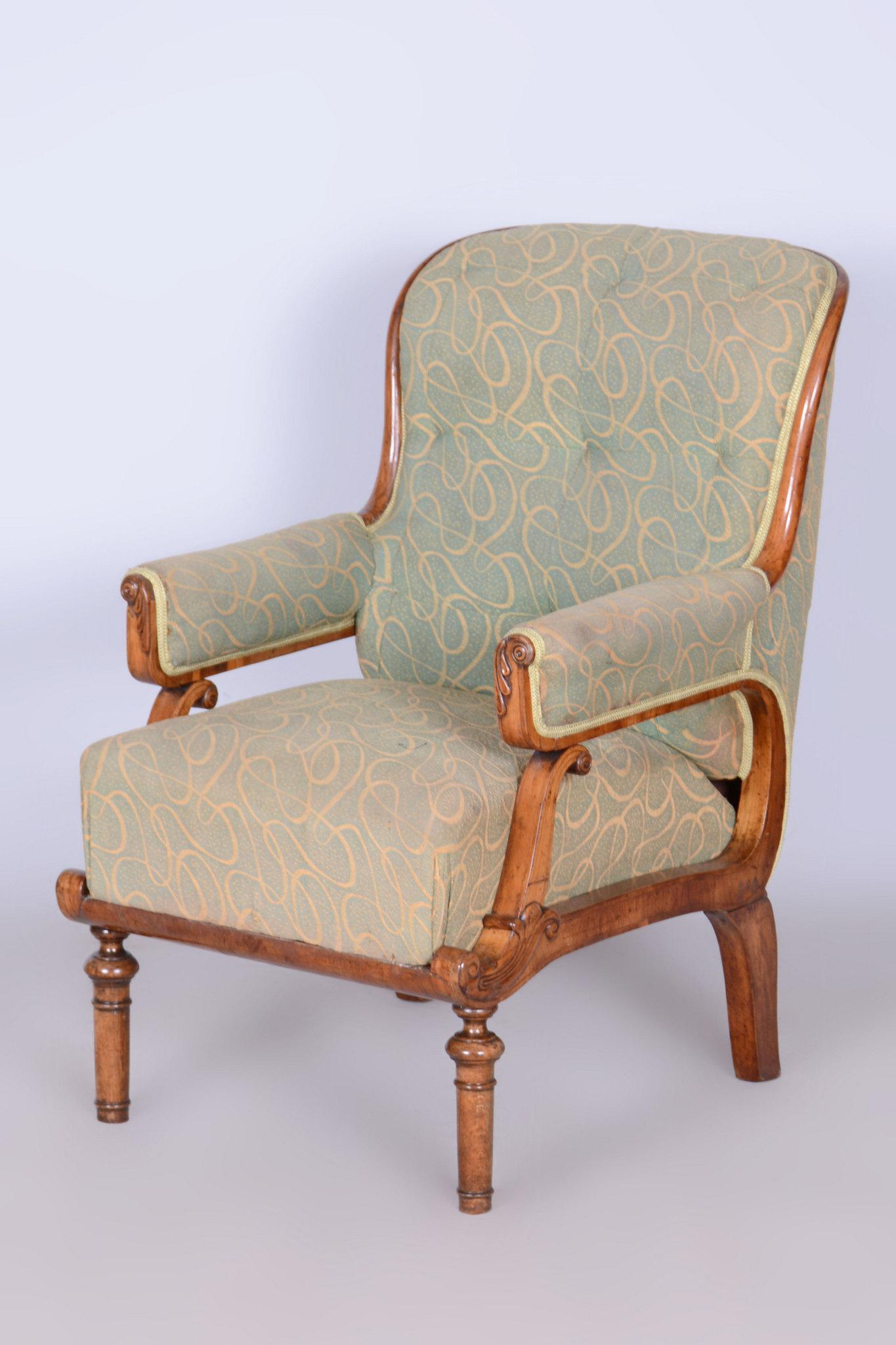 Cet élégant fauteuil Biedermeier trouve son origine dans la première moitié du XIXe siècle en Bohemia, qui faisait alors partie de l'Empire autrichien.
Il est fabriqué à partir d'une combinaison de bois d'épicéa et de hêtre avec un placage de