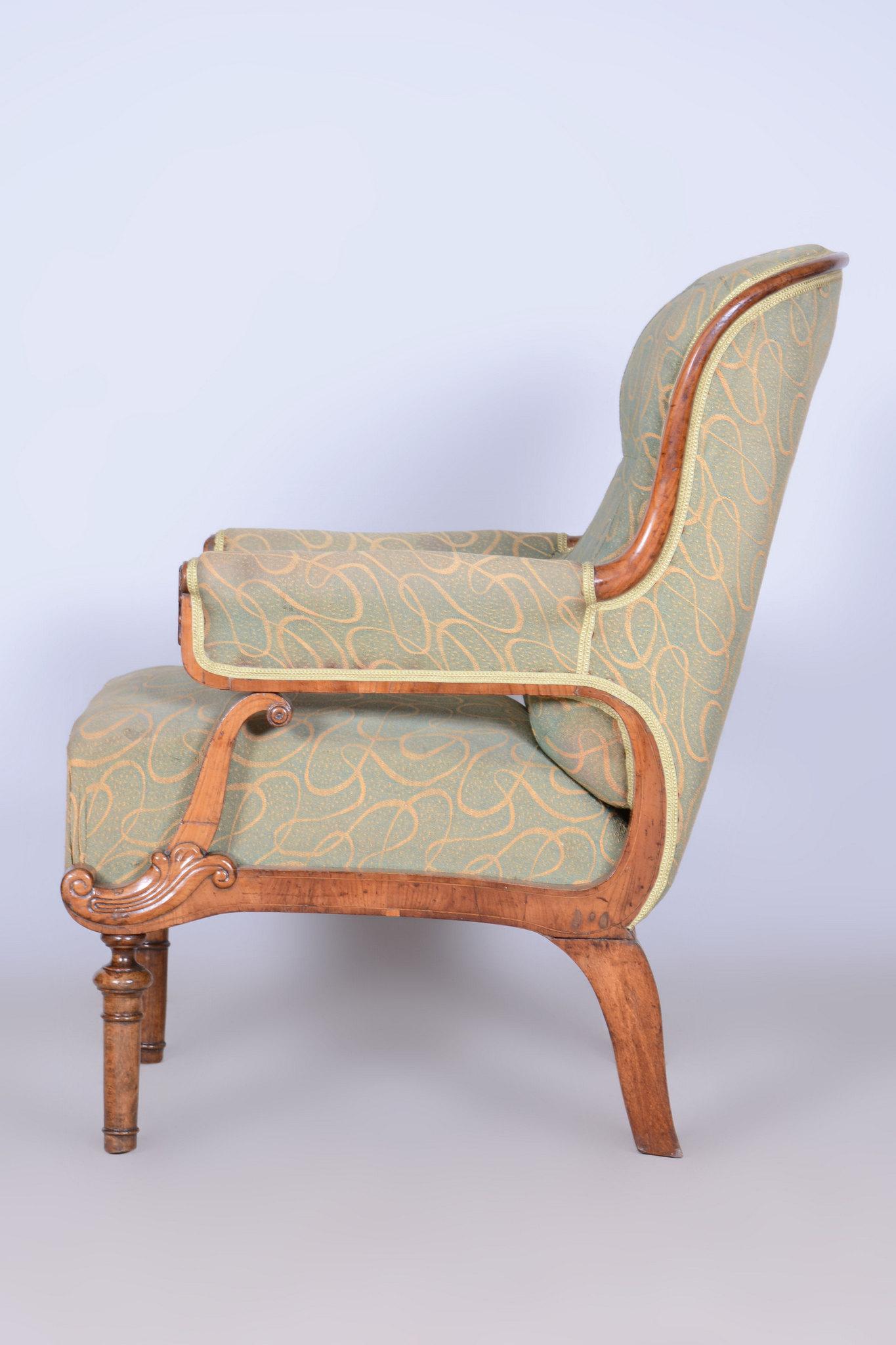 Fauteuil Biedermeier restauré, noyer, épicéa, hêtre, tchèque, années 1830 en vente 3