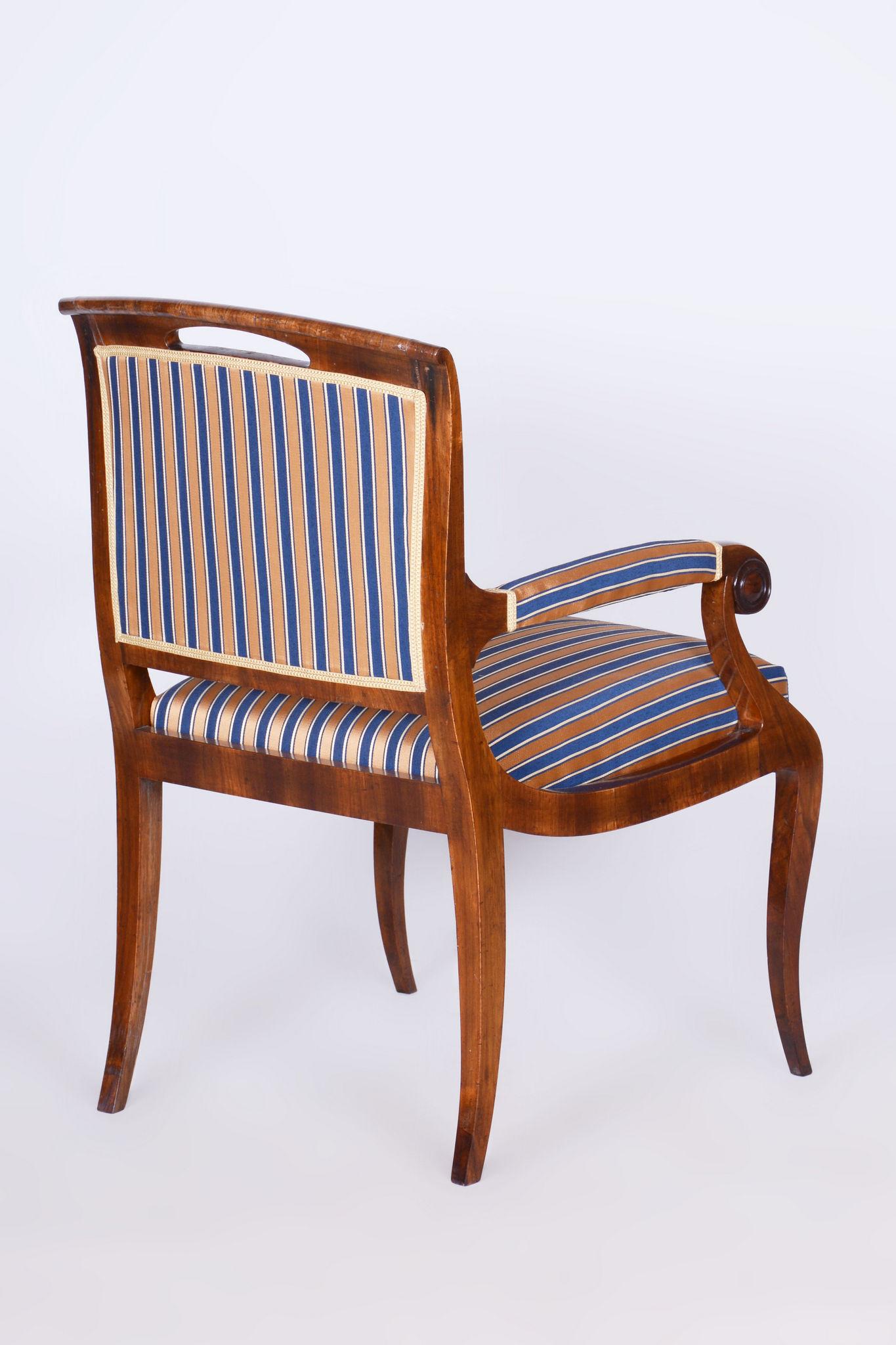 Restored Biedermeier Armchair, Walnut Veneer, Spruce, Oak, Czech, 1830s For Sale 5