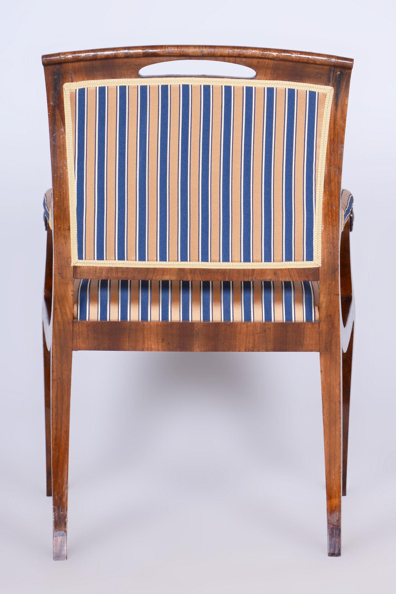 Restored Biedermeier Armchair, Walnut Veneer, Spruce, Oak, Czech, 1830s For Sale 7
