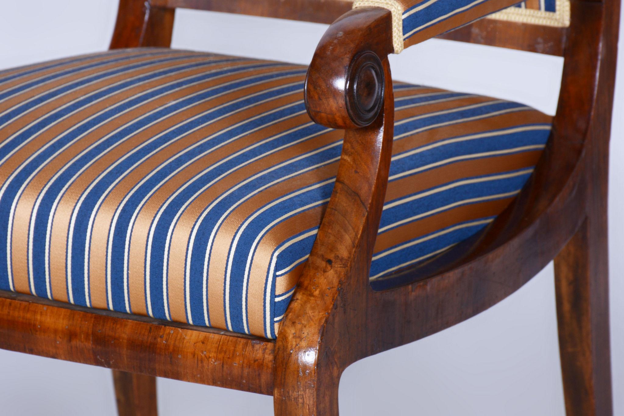 Restored Biedermeier Armchair, Walnut Veneer, Spruce, Oak, Czech, 1830s In Good Condition For Sale In Horomerice, CZ