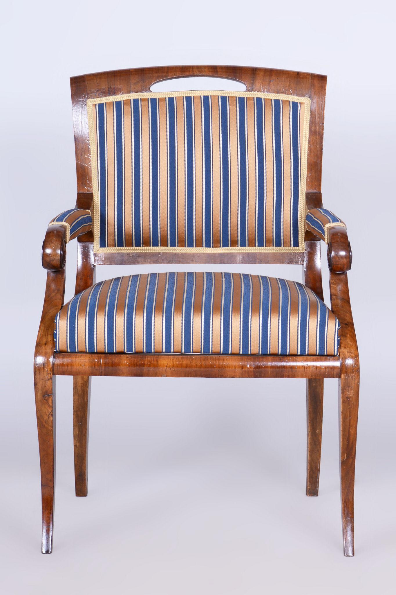 Restored Biedermeier Armchair, Walnut Veneer, Spruce, Oak, Czech, 1830s For Sale 3
