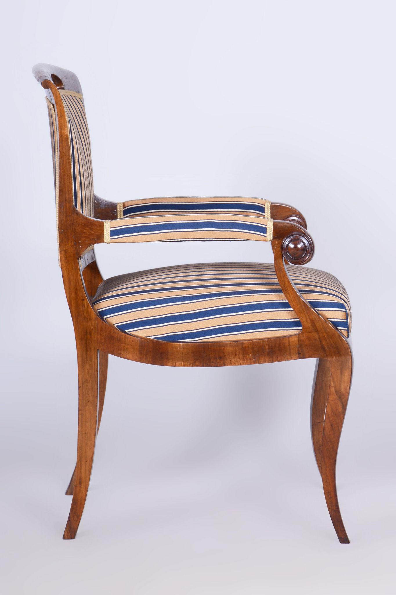 Restored Biedermeier Armchair, Walnut Veneer, Spruce, Oak, Czech, 1830s For Sale 4