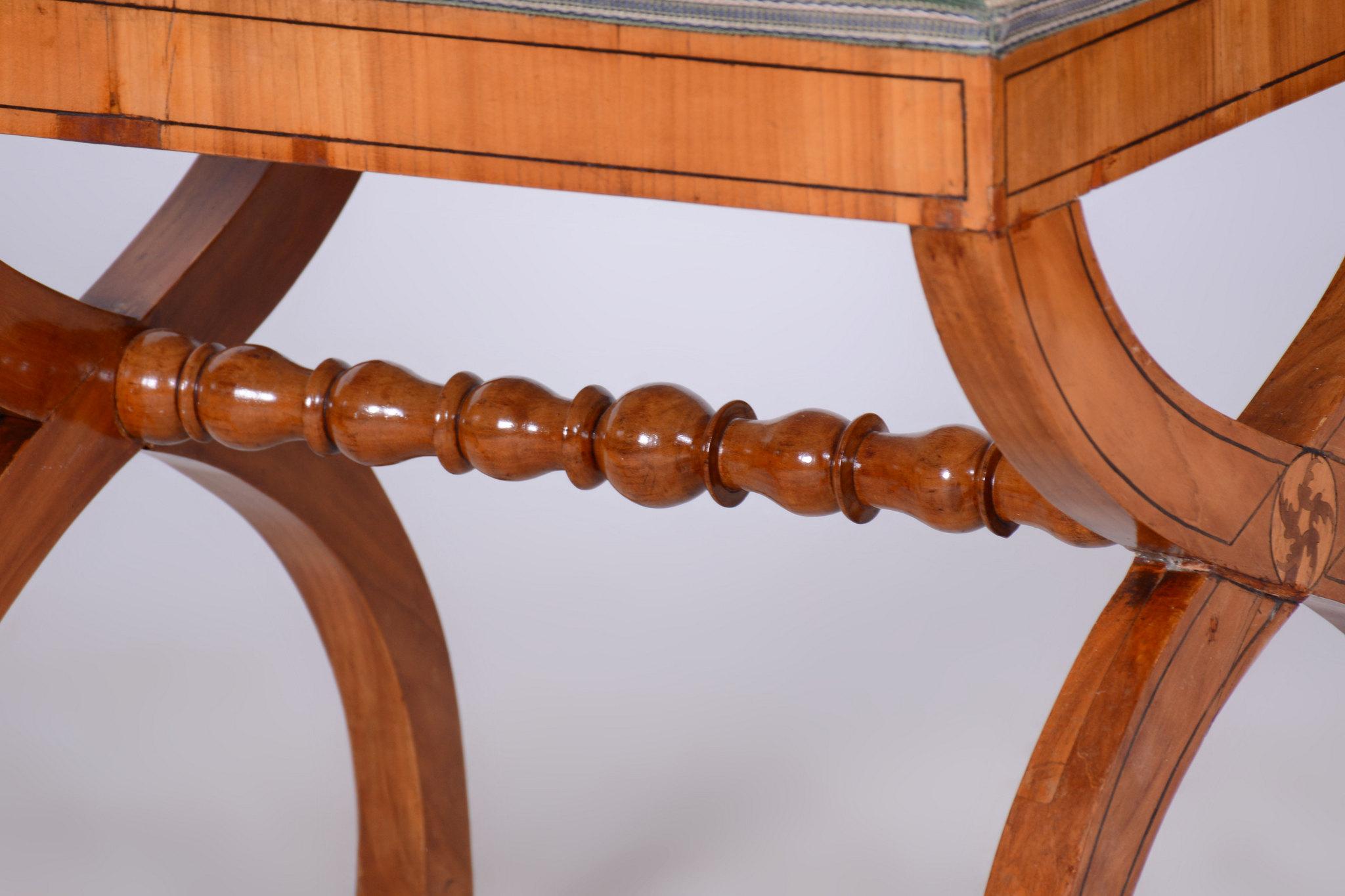 Poltrona Biedermeier restaurata con sgabello, Beeche, Oak, Ciliegio, Austria, anni '30 del XIX secolo in vendita 12