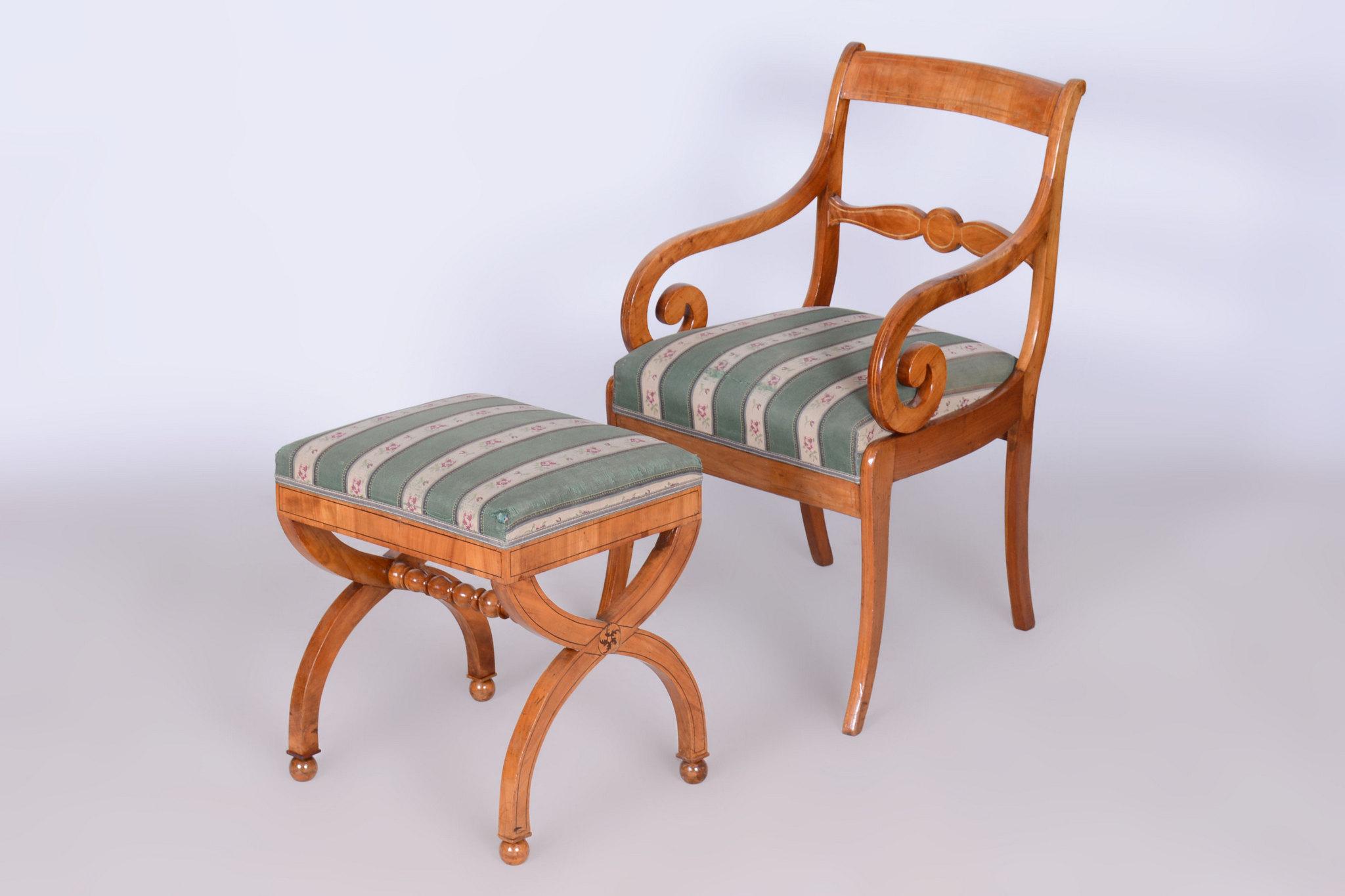 Austriaco Poltrona Biedermeier restaurata con sgabello, Beeche, Oak, Ciliegio, Austria, anni '30 del XIX secolo in vendita