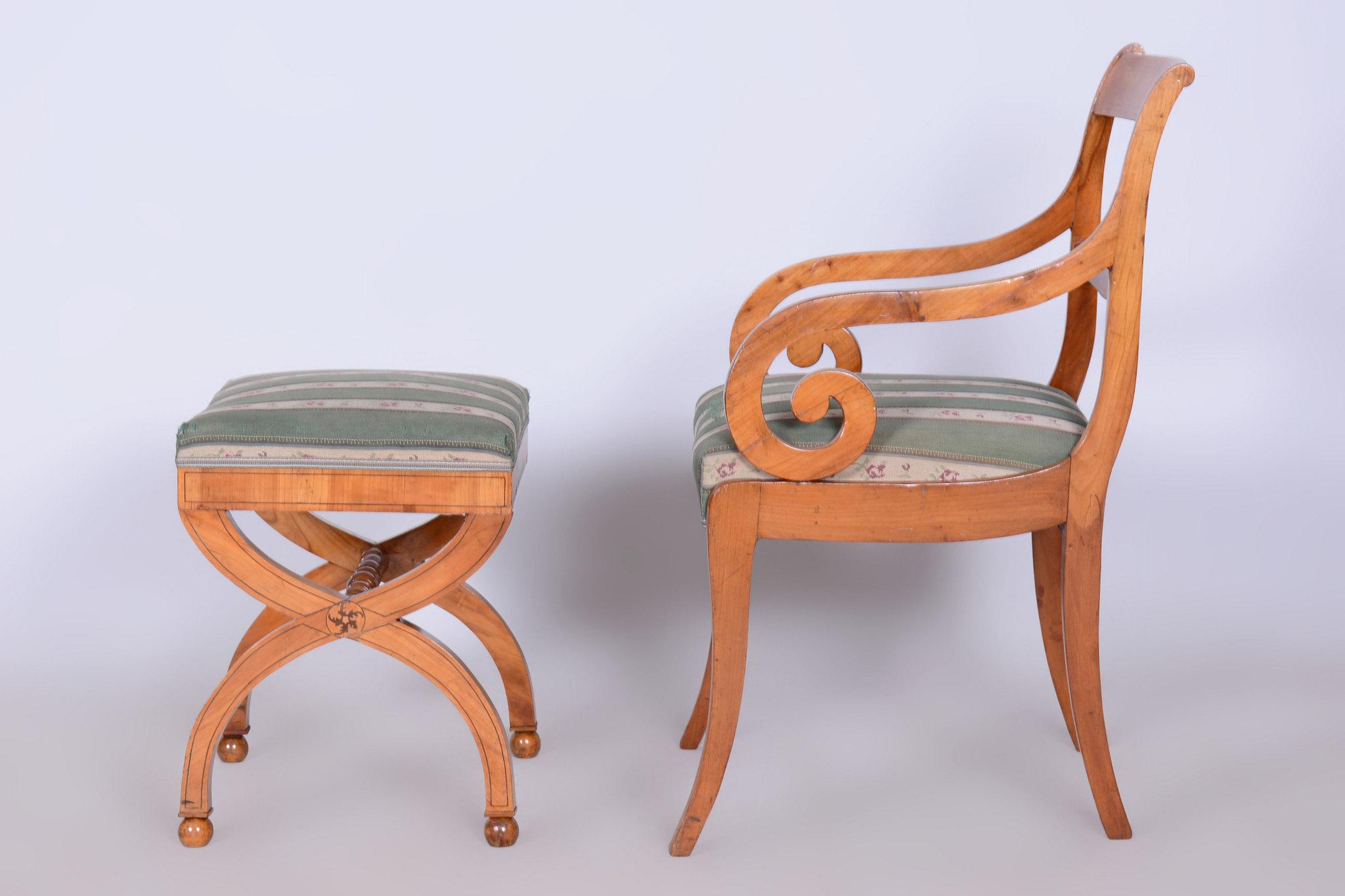 Tessuto Poltrona Biedermeier restaurata con sgabello, Beeche, Oak, Ciliegio, Austria, anni '30 del XIX secolo in vendita
