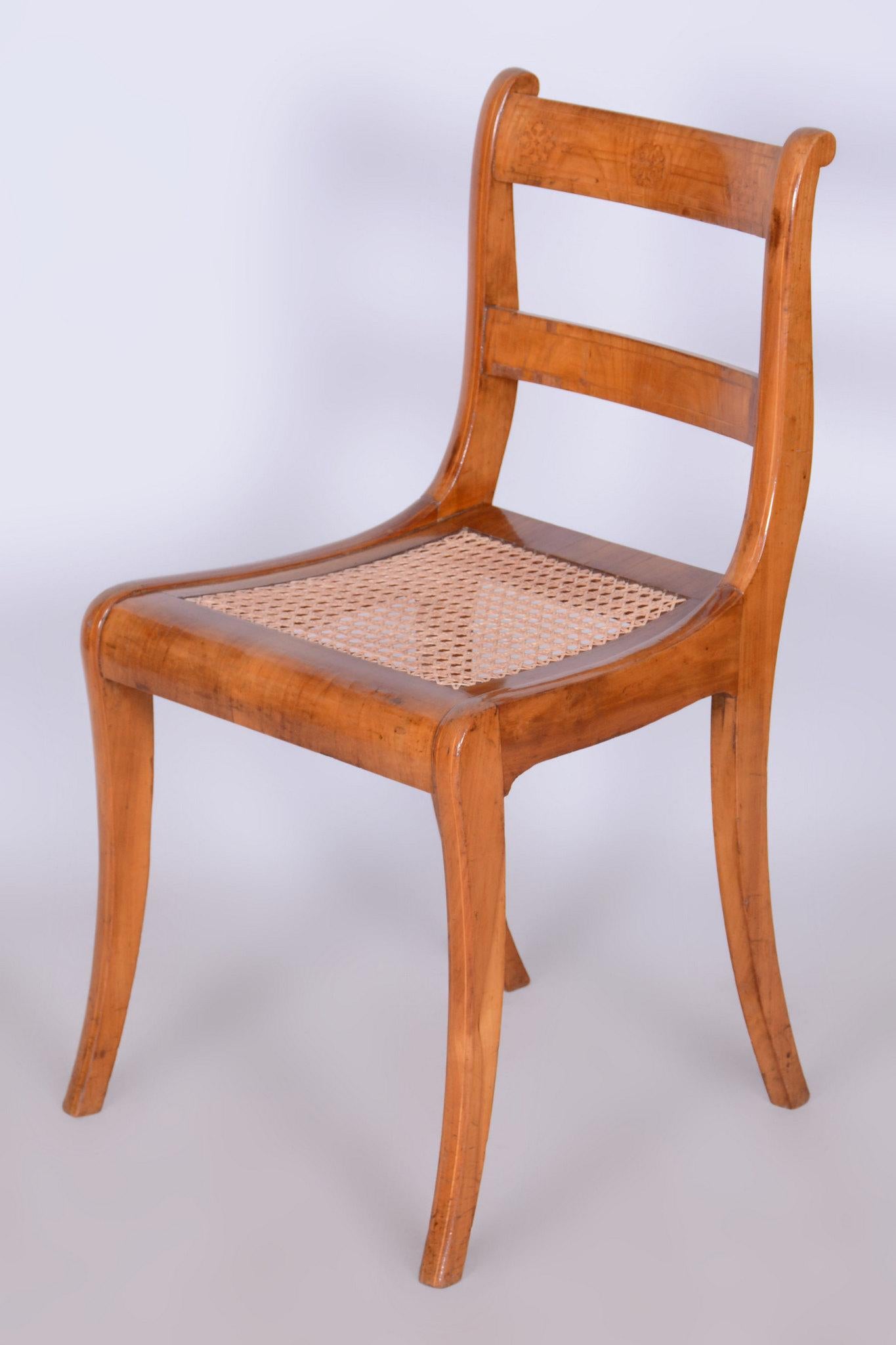 Dieser schöne Stuhl im Biedermeier-Stil stammt aus Österreich und geht auf das frühe 19. Jahrhundert zurück. Er ist aus Kirschbaumholz gefertigt und weist das originale, intakte Rohrgeflecht auf.

Der Stuhl wurde vollständig restauriert,