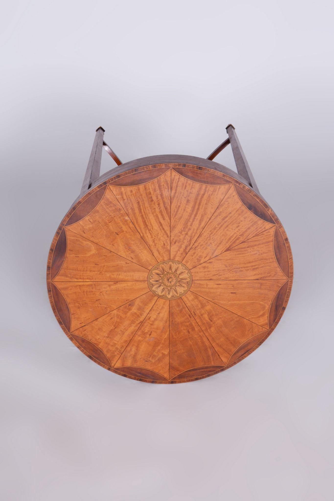 Restored Biedermeier Cherry-Tree Round Table, Detailed Marquetry, France, 1850s In Good Condition For Sale In Horomerice, CZ