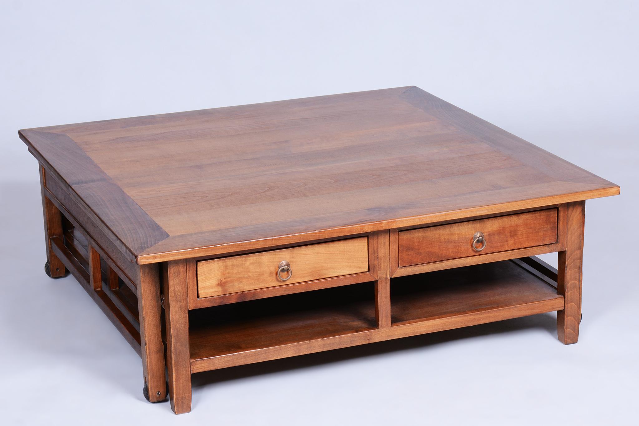 Dissociative : 172 cm / 67,72″.

Cette table basse unique de style japonais est originaire de France et date de la fin du XIXe siècle. Sa conception reflète la fascination pour l'esthétique orientale très en vogue en Europe à l'époque (connue sous