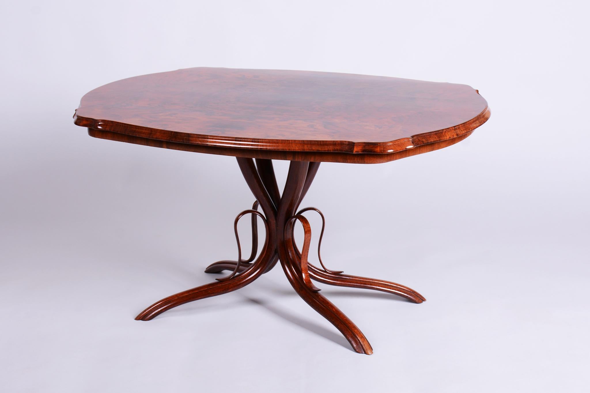 Dieser elegante Couchtisch im Stil des Historismus stammt aus Bohemia aus dem späten 19. Jahrhundert. Er ist aus massivem Buchenholz gefertigt und mit Nussbaum furniert, was ihm ein reiches und edles Aussehen verleiht.

Der Tisch wurde sorgfältig