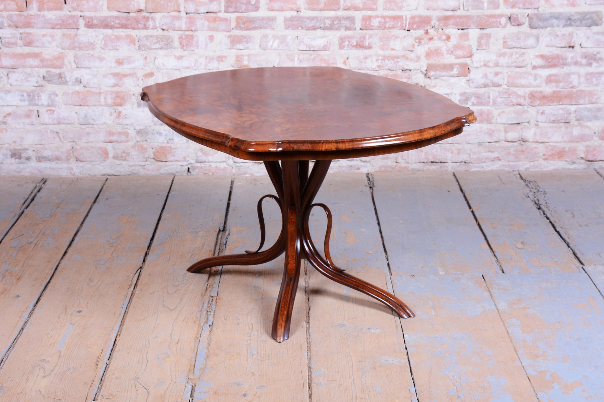 Restaurierter Biedermeier Couchtisch, Buche, Nussbaum, revitalisiert polnisch, tschechisch, 1880er im Zustand „Gut“ im Angebot in Brandys nad Labem, Středočeský kraj