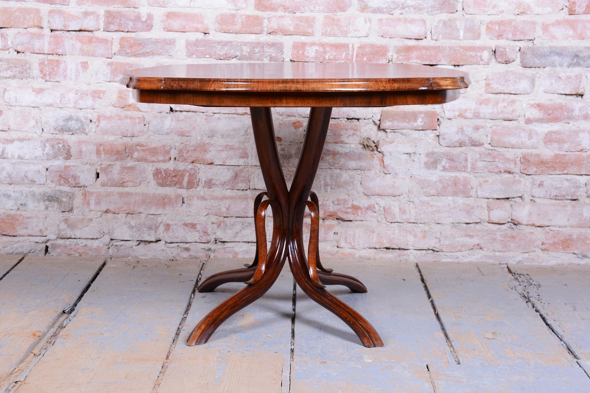 Restaurierter Biedermeier Couchtisch, Buche, Nussbaum, revitalisiert polnisch, tschechisch, 1880er (Spätes 19. Jahrhundert) im Angebot
