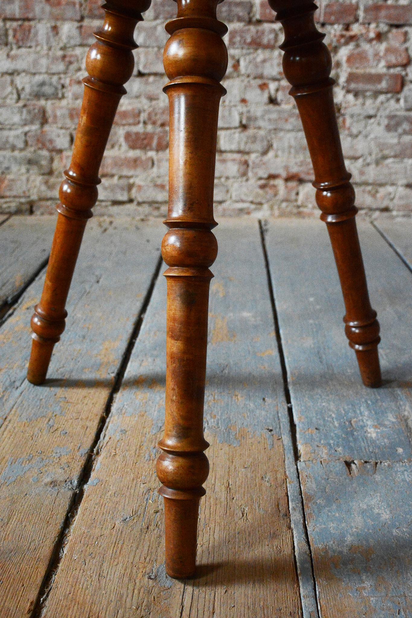Table basse Biedermeier restaurée, cerisier, noyer, Revive polonais, tchèque, années 1870 en vente 5