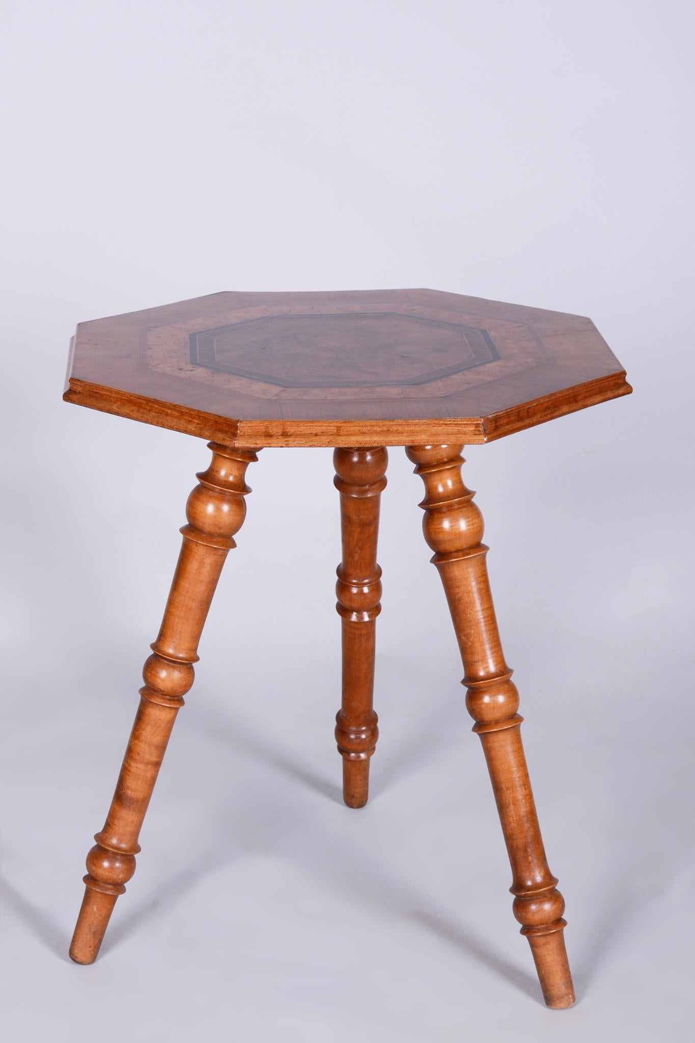 Cette élégante table Biedermeier présente un plateau octogonal (à huit côtés) inhabituel. Il est originaire de Bohemia et date de la seconde moitié du 19e siècle. Il est fabriqué en hêtre massif avec placage et incrustation de noyer.

La table a