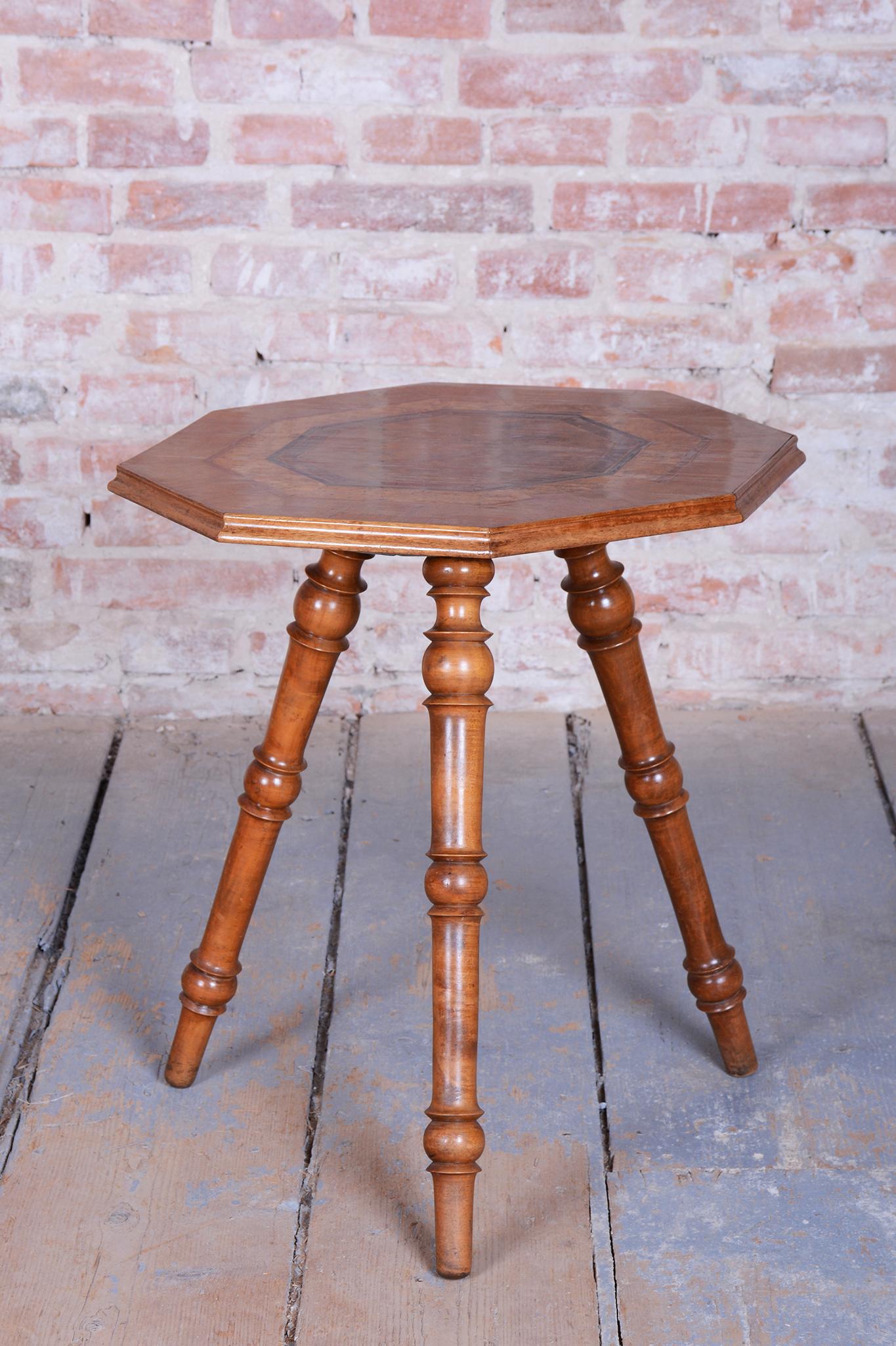 Tchèque Table basse Biedermeier restaurée, cerisier, noyer, Revive polonais, tchèque, années 1870 en vente