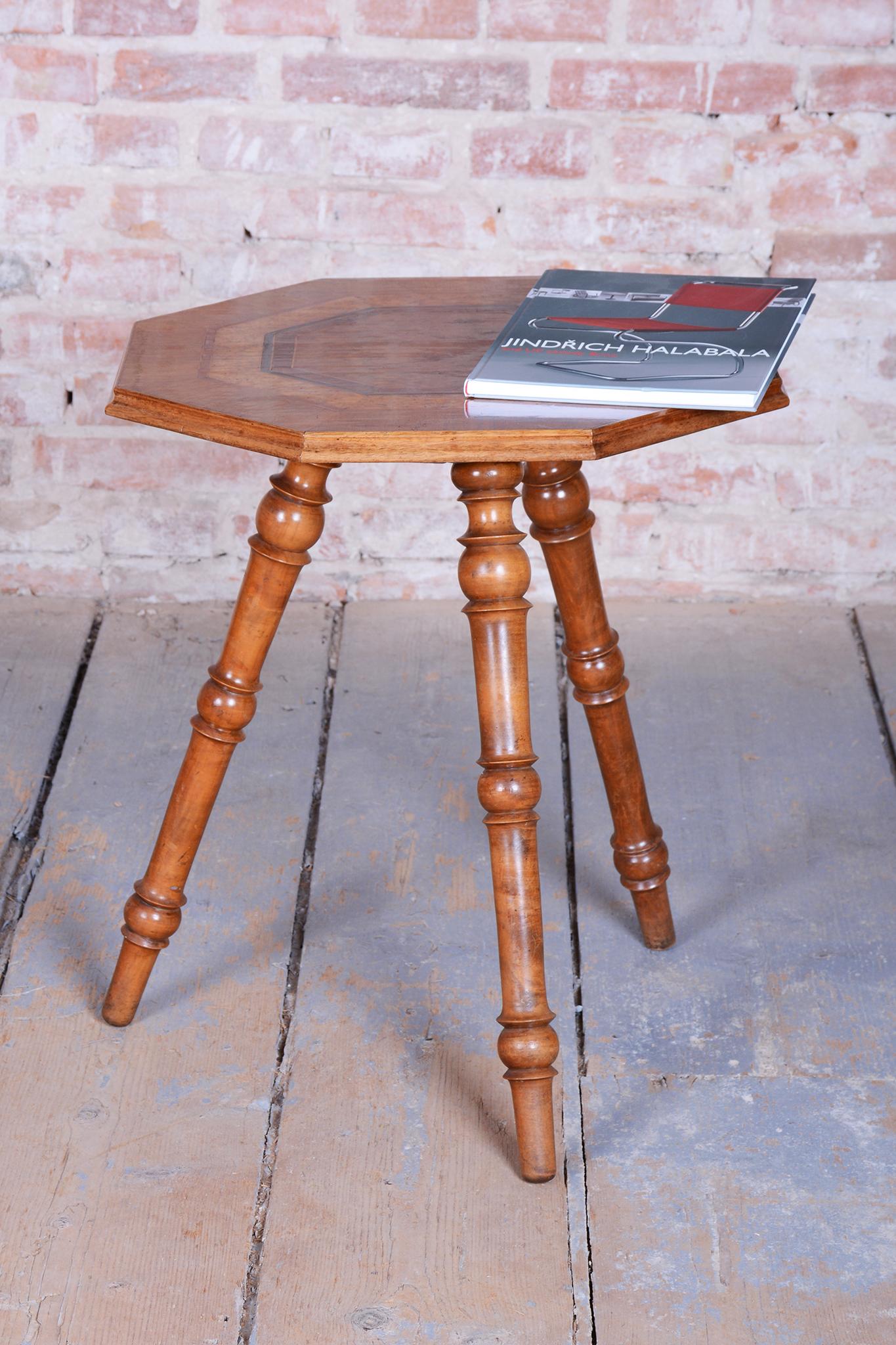 Fin du XIXe siècle Table basse Biedermeier restaurée, cerisier, noyer, Revive polonais, tchèque, années 1870 en vente
