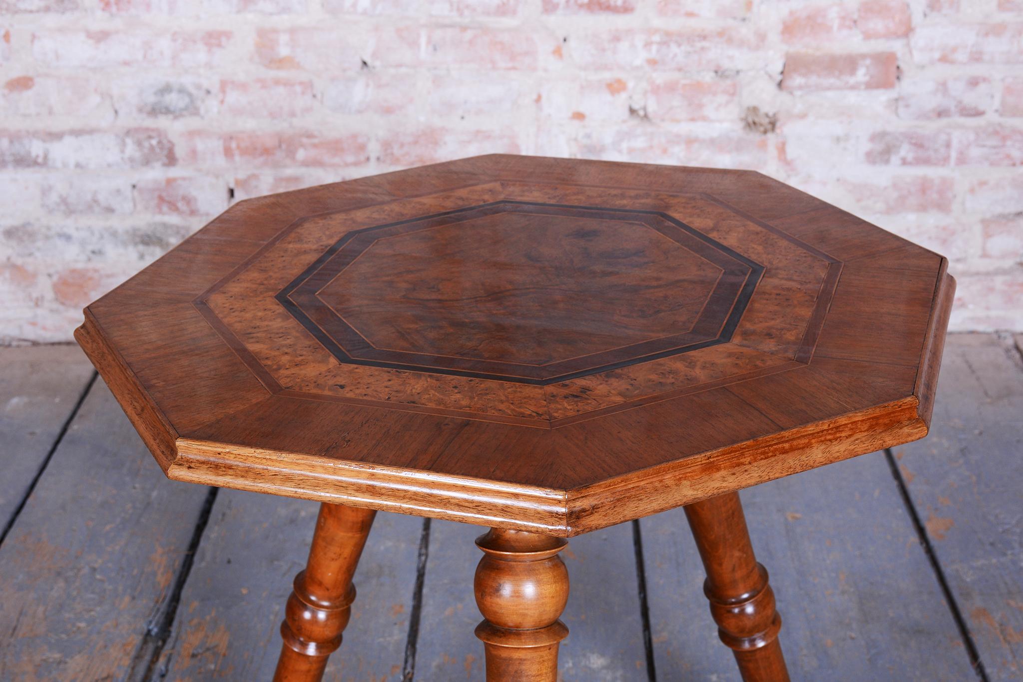 Bois Table basse Biedermeier restaurée, cerisier, noyer, Revive polonais, tchèque, années 1870 en vente