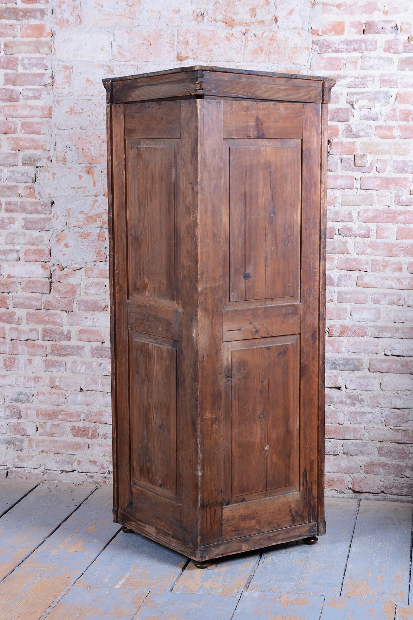 Restored Biedermeier Corner Cabinet, Walnut, Polished, Austria, 1830s For Sale 9