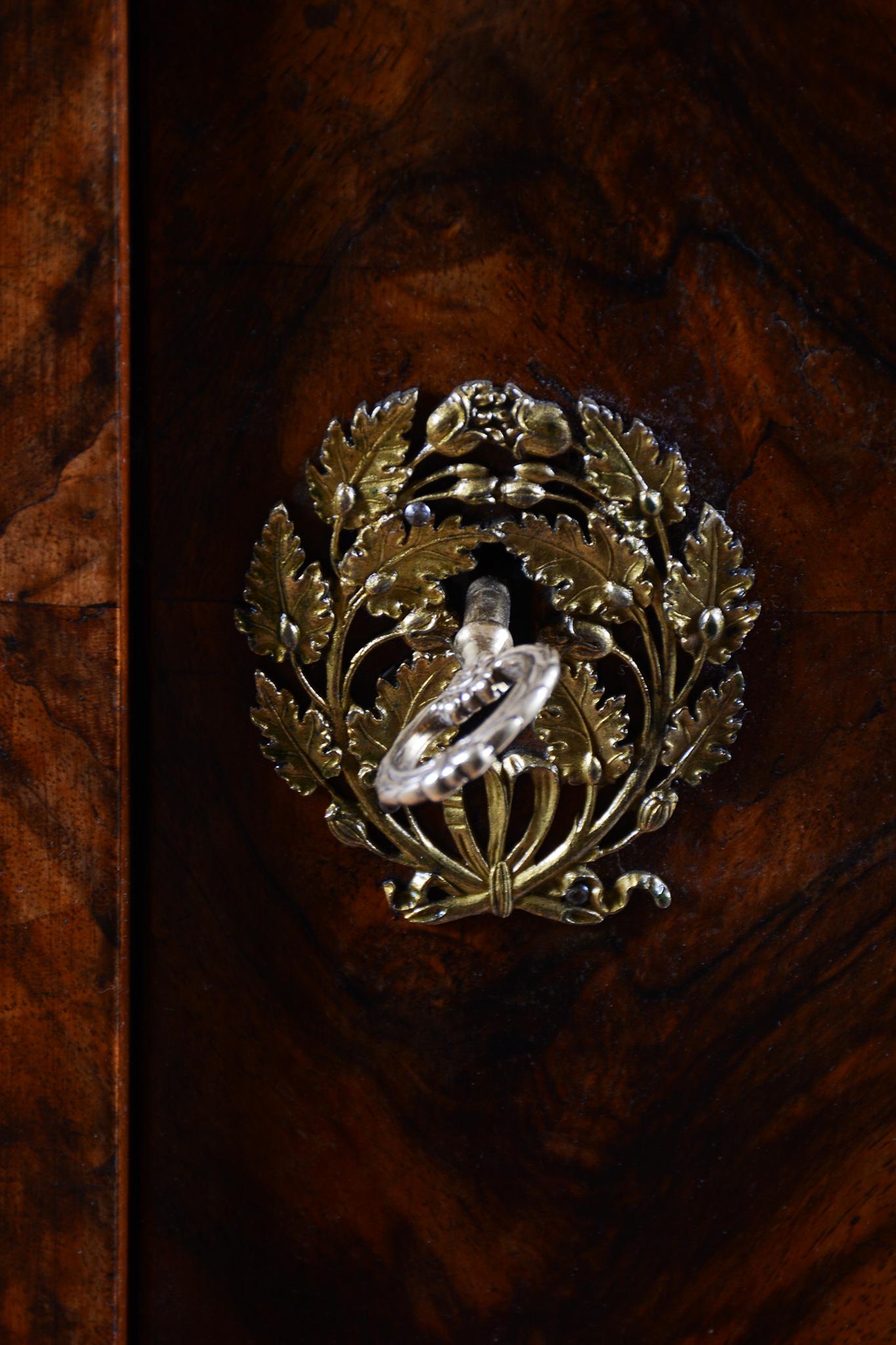 Restored Biedermeier Corner Cabinet, Walnut, Polished, Austria, 1830s In Good Condition For Sale In Brandys nad Labem, Středočeský kraj