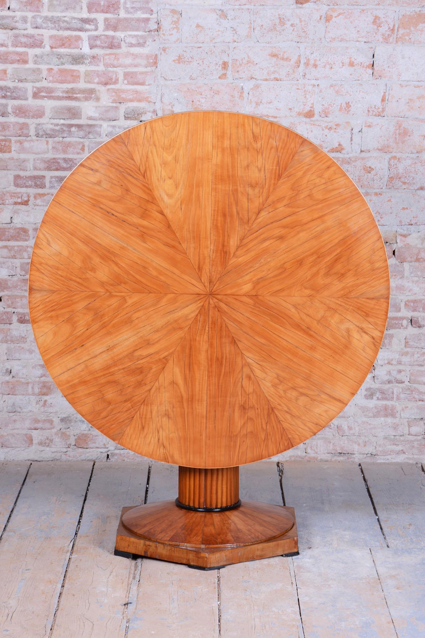 Table de salle à manger Biedermeier restaurée, bois de cerisier, revisité polonais, tchèque, années 1830 en vente 5