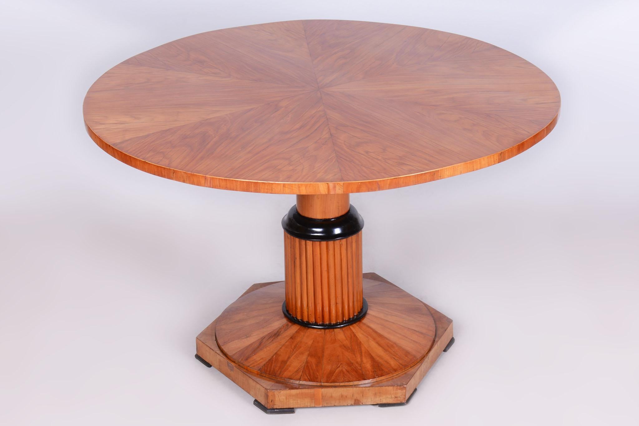 Cette table de salle à manger ronde Biedermeier, pratique et élégante, provient de Bohemia et date de la première moitié du 19e siècle. Il a un grand diamètre et peut accueillir confortablement jusqu'à 6 personnes. Il est fabriqué en épicéa massif